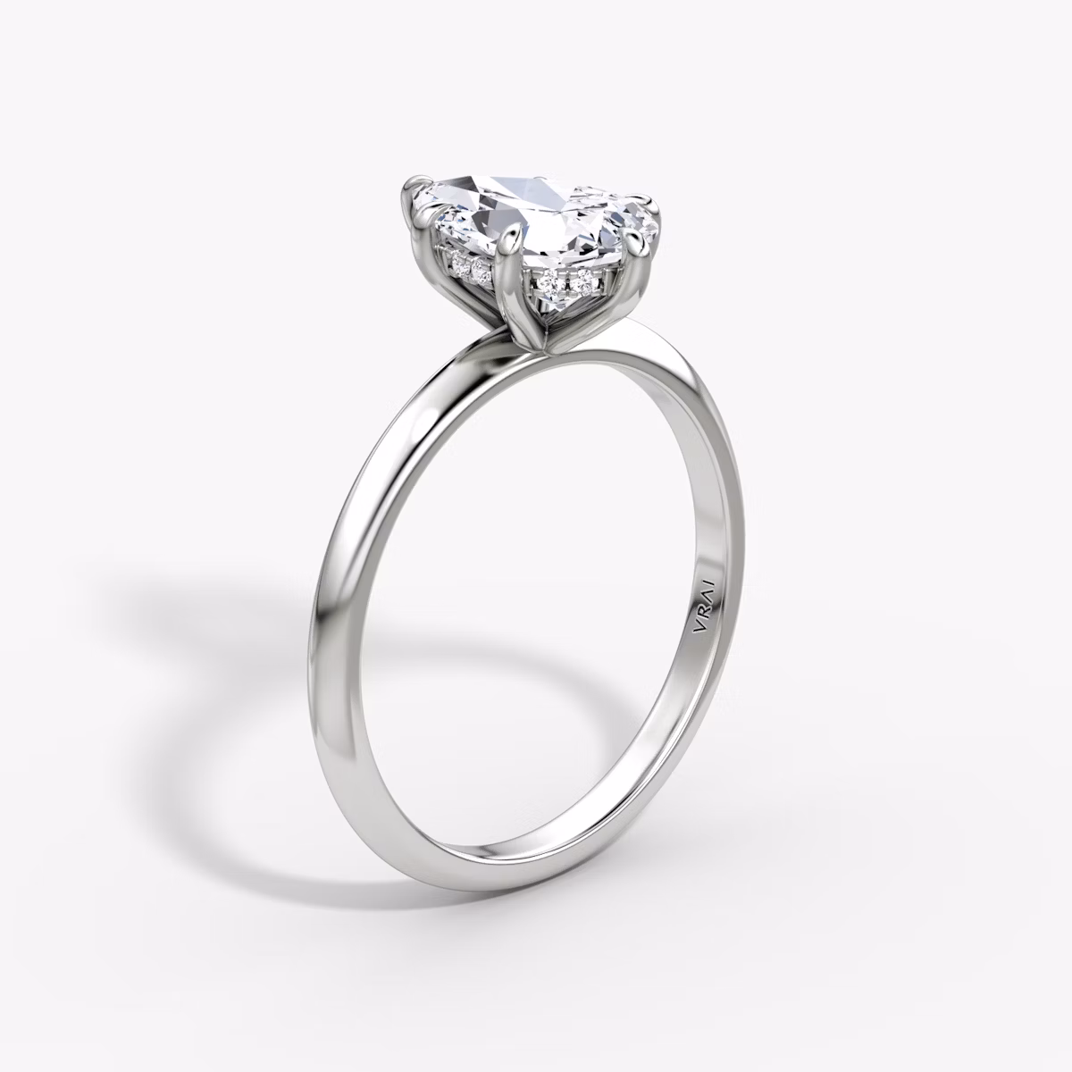 Anillo de compromiso Knife-Edge | Pera | 18k | Oro blanco | bandAccent: Simple | hiddenHalo: yes | diamondOrientation: vertical | caratWeight: other