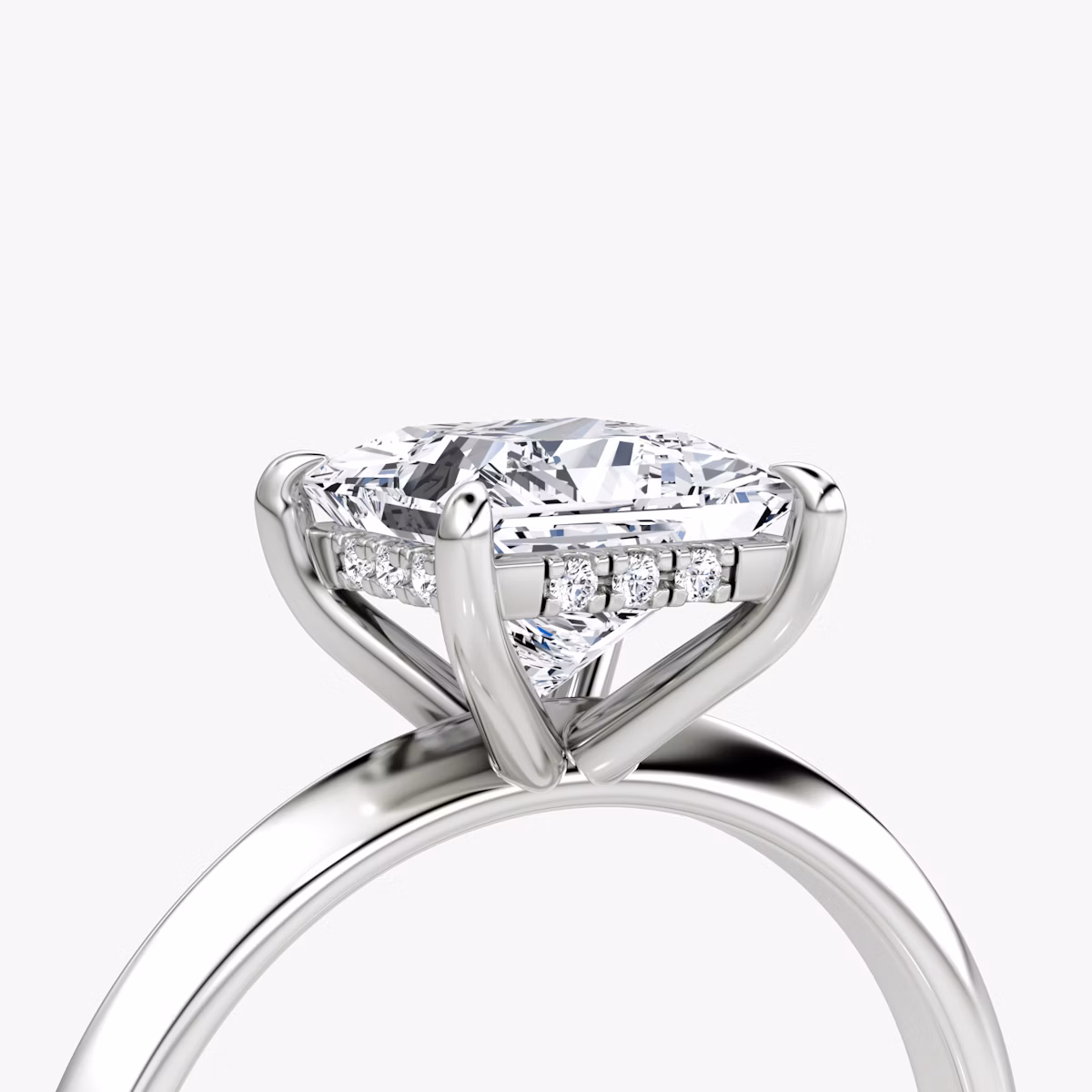 Anillo de compromiso Knife-Edge | Princesa | Platino | bandAccent: Simple | hiddenHalo: yes | diamondOrientation: vertical | caratWeight: other