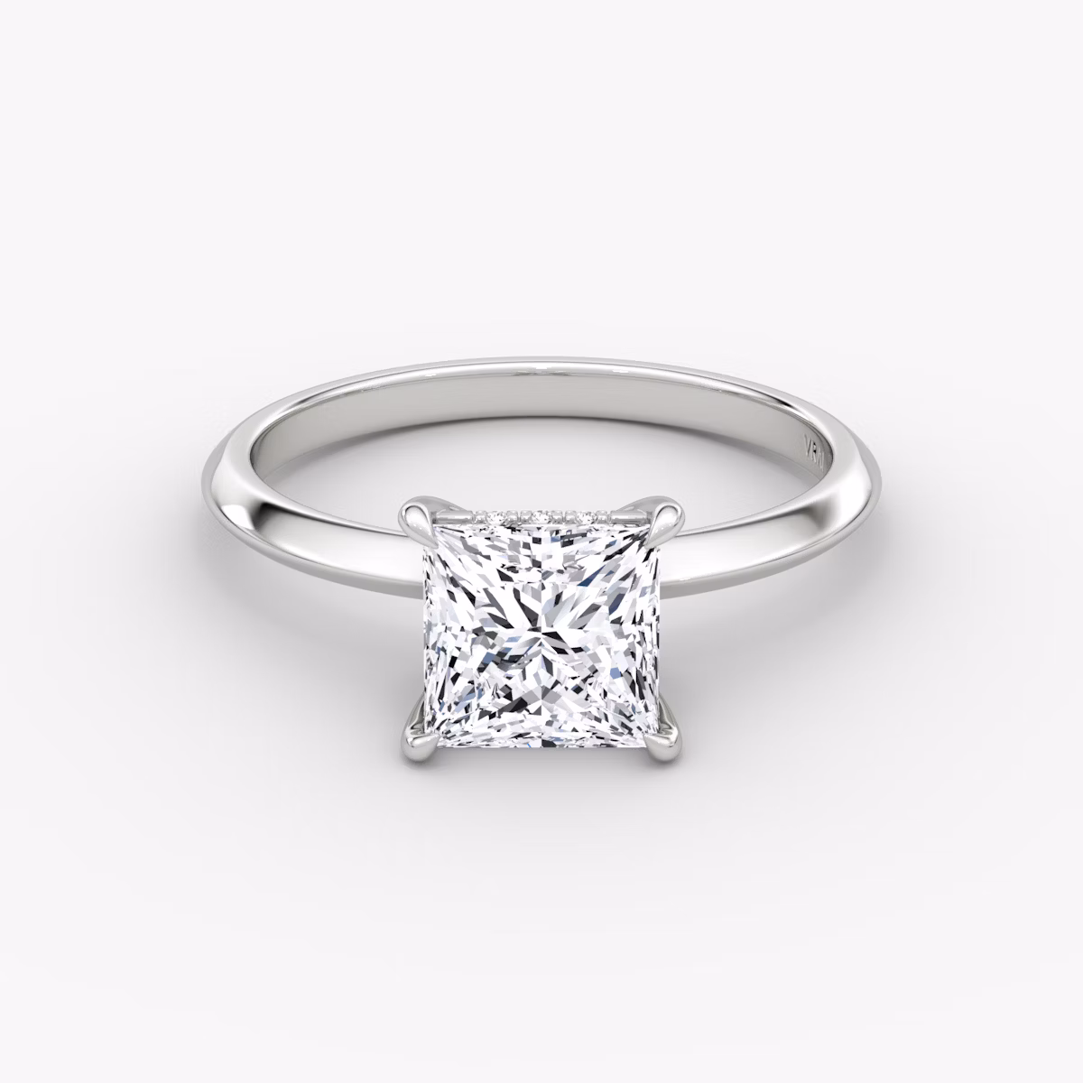 Anillo de compromiso Knife-Edge | Princesa | Platino | bandAccent: Simple | hiddenHalo: yes | diamondOrientation: vertical | caratWeight: other