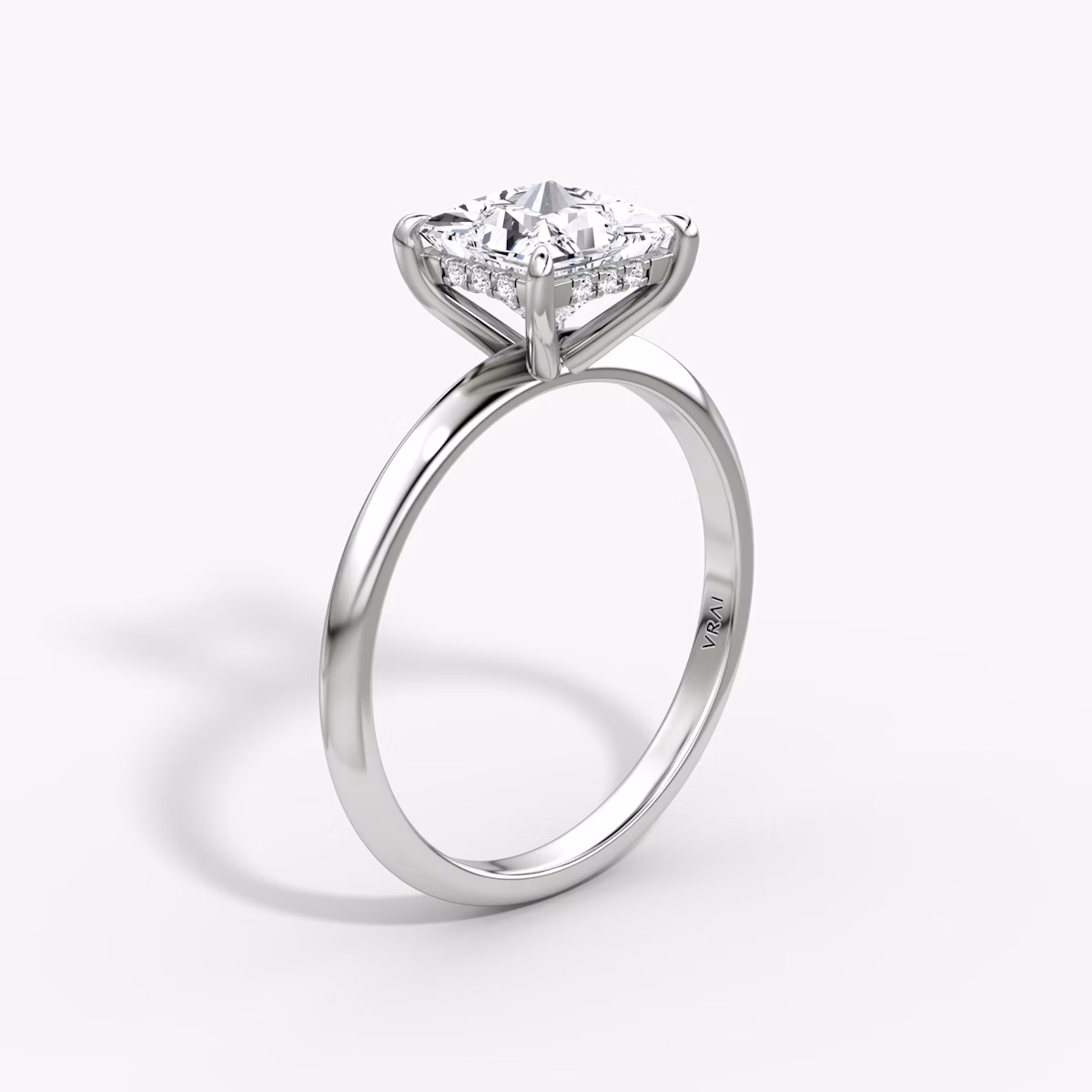 Anillo de compromiso Knife-Edge | Princesa | Platino | bandAccent: Simple | hiddenHalo: yes | diamondOrientation: vertical | caratWeight: other