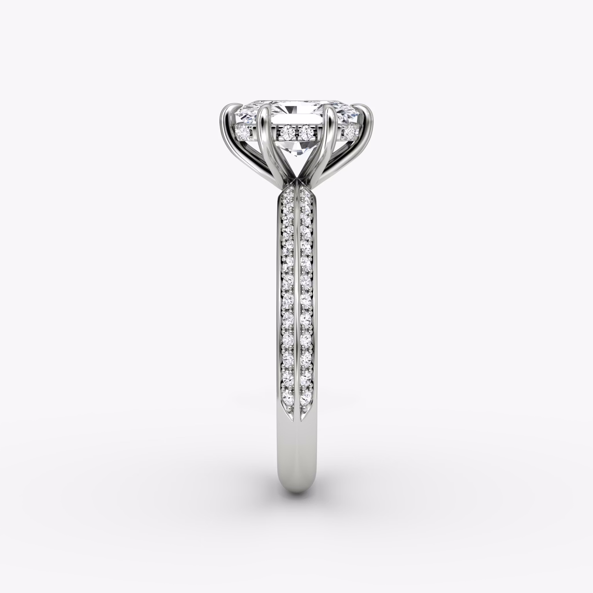 Anillo de compromiso Knife-Edge | Radiante | 18k | Oro blanco | bandAccent: Pavé | hiddenHalo: yes | diamondOrientation: vertical | caratWeight: other