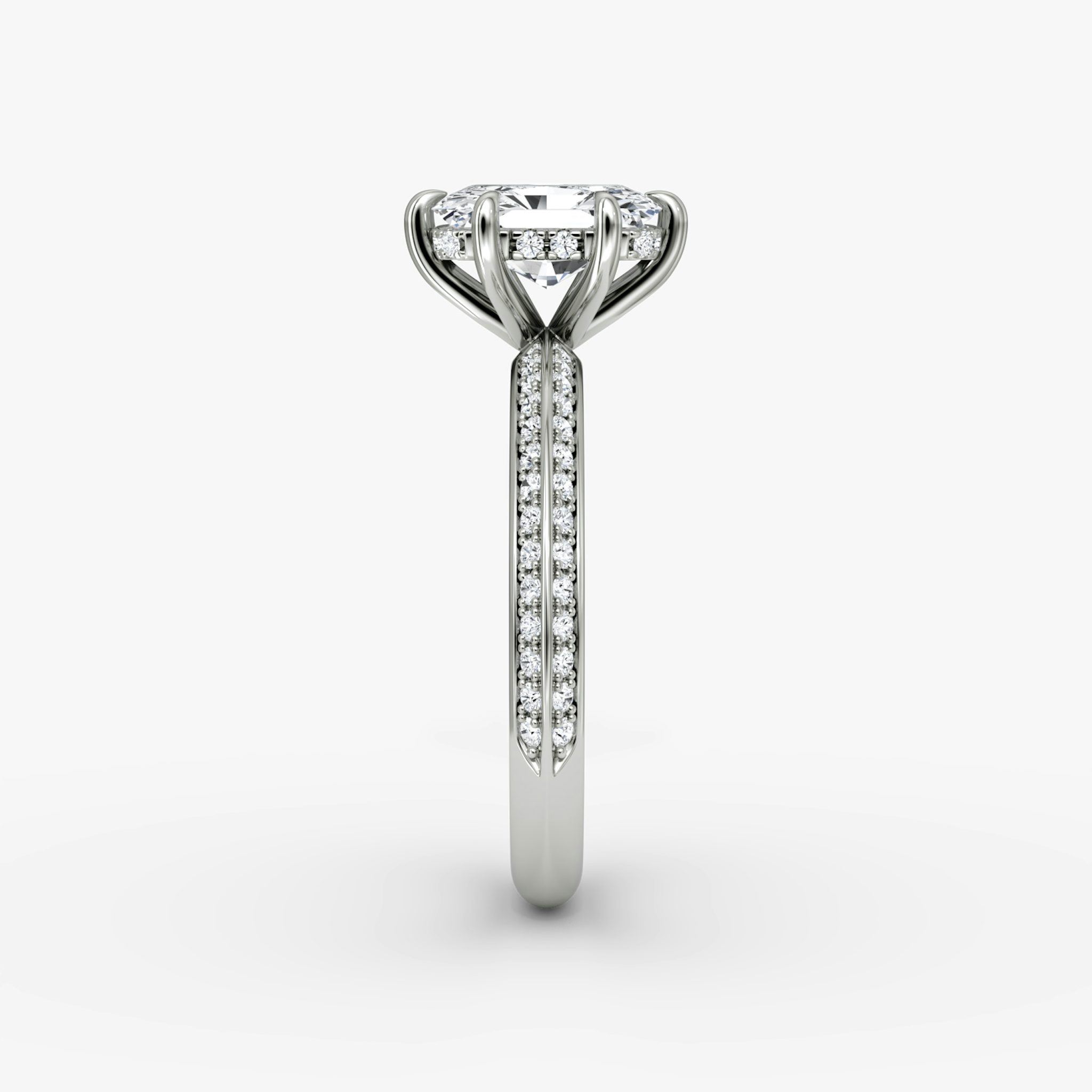 Anillo de compromiso Knife-Edge | Radiante | 18k | Oro blanco | bandAccent: Pavé | hiddenHalo: yes | diamondOrientation: vertical | caratWeight: other