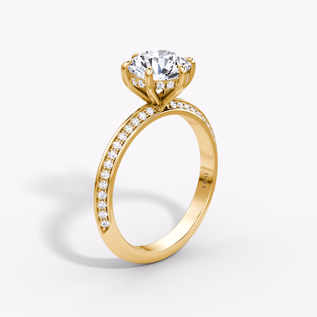 Anillo de compromiso Knife-Edge | Brillante | 18k | Oro amarillo | bandAccent: Pavé | caratWeight: 1.5ct | hiddenHalo: yes | diamondOrientation: vertical