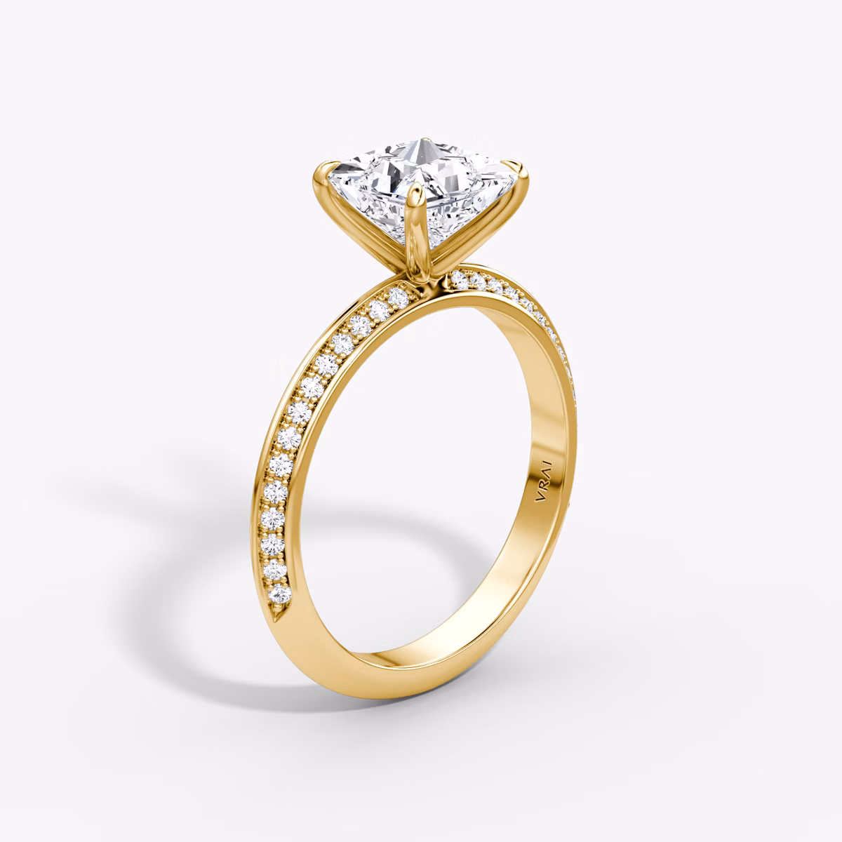 Anillo de compromiso Knife-Edge | Princesa | 18k | Oro amarillo | bandAccent: Pavé | hiddenHalo: no | diamondOrientation: vertical | caratWeight: other