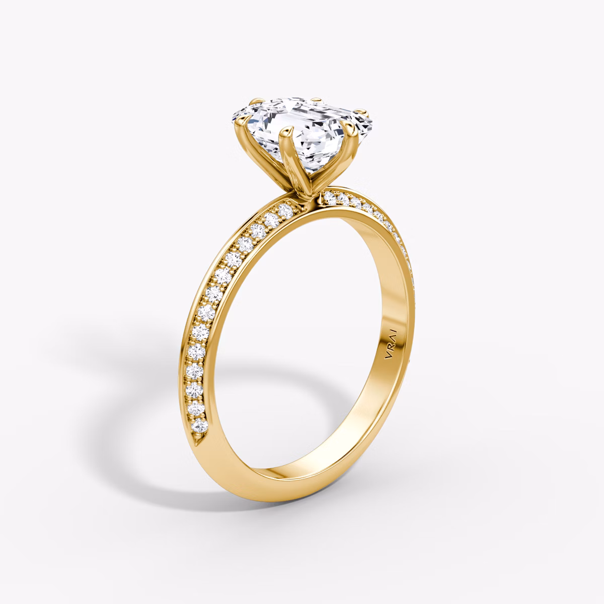 Knife-Edge | Emerald | 18k | Gelbgold | bandAccent: Mit Pavé-Besatz | hiddenHalo: no | diamondOrientation: vertical | caratWeight: other