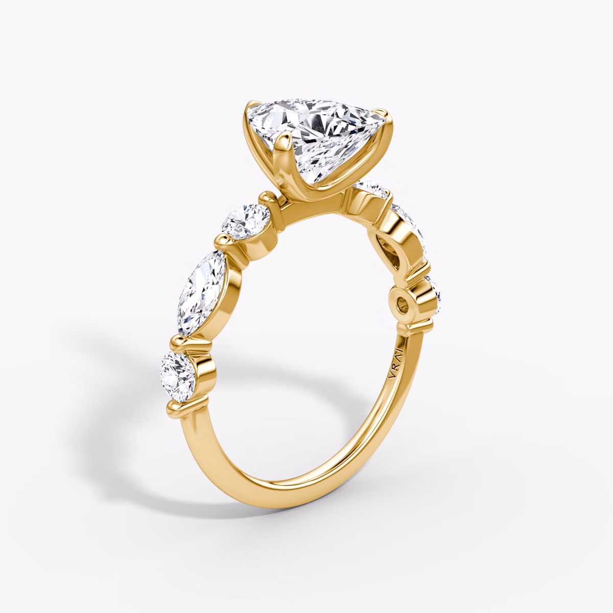 Anillo de compromiso Mixed Shape Single Shared Prong | Trillón | 18k | Oro amarillo | bandAccent: Simple | diamondOrientation: vertical | caratWeight: other