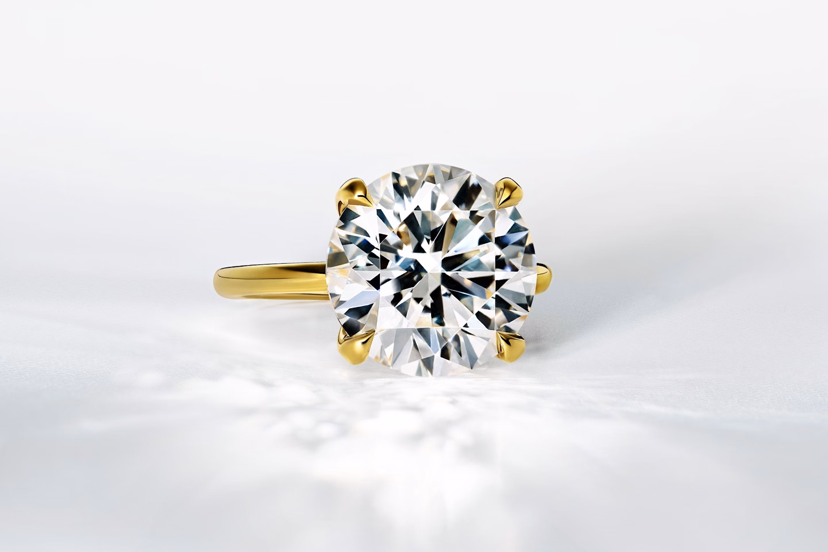 engagement ring in yellow gold with a round brilliant cut lab grown diamond