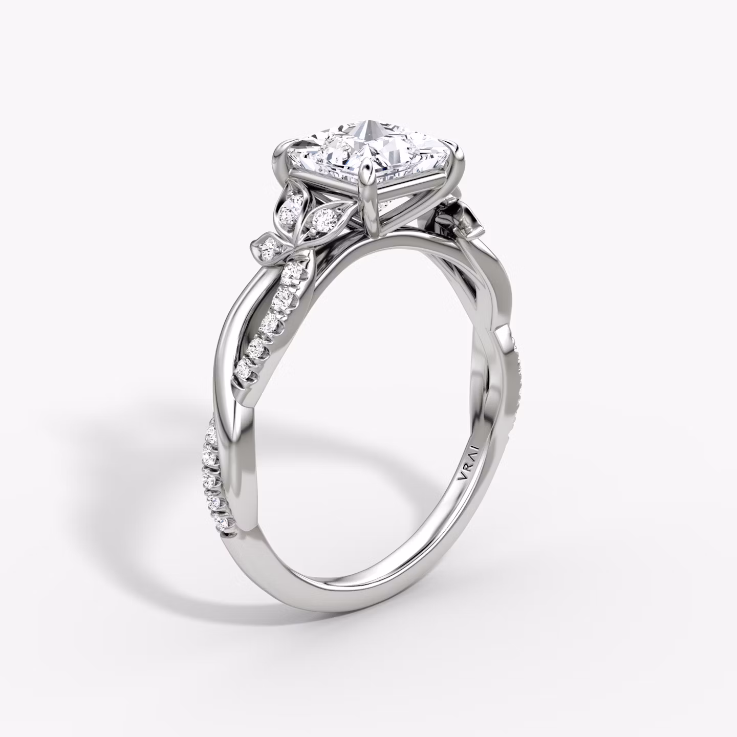 Anillo de compromiso Twisted Floral  | Princesa | Platino | bandAccent: Pavé | diamondOrientation: vertical | caratWeight: other