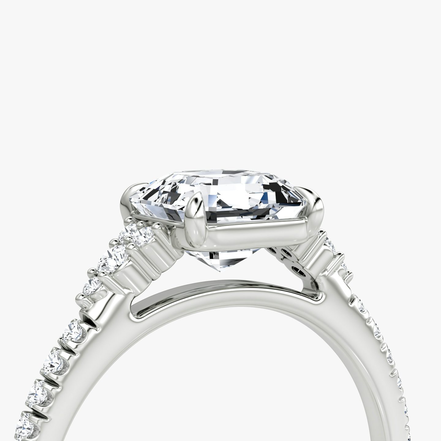 Anillo de compromiso Side Cluster Cathedral | Asscher | 18k | Oro blanco | bandAccent: Pavé | diamondOrientation: vertical | caratWeight: other