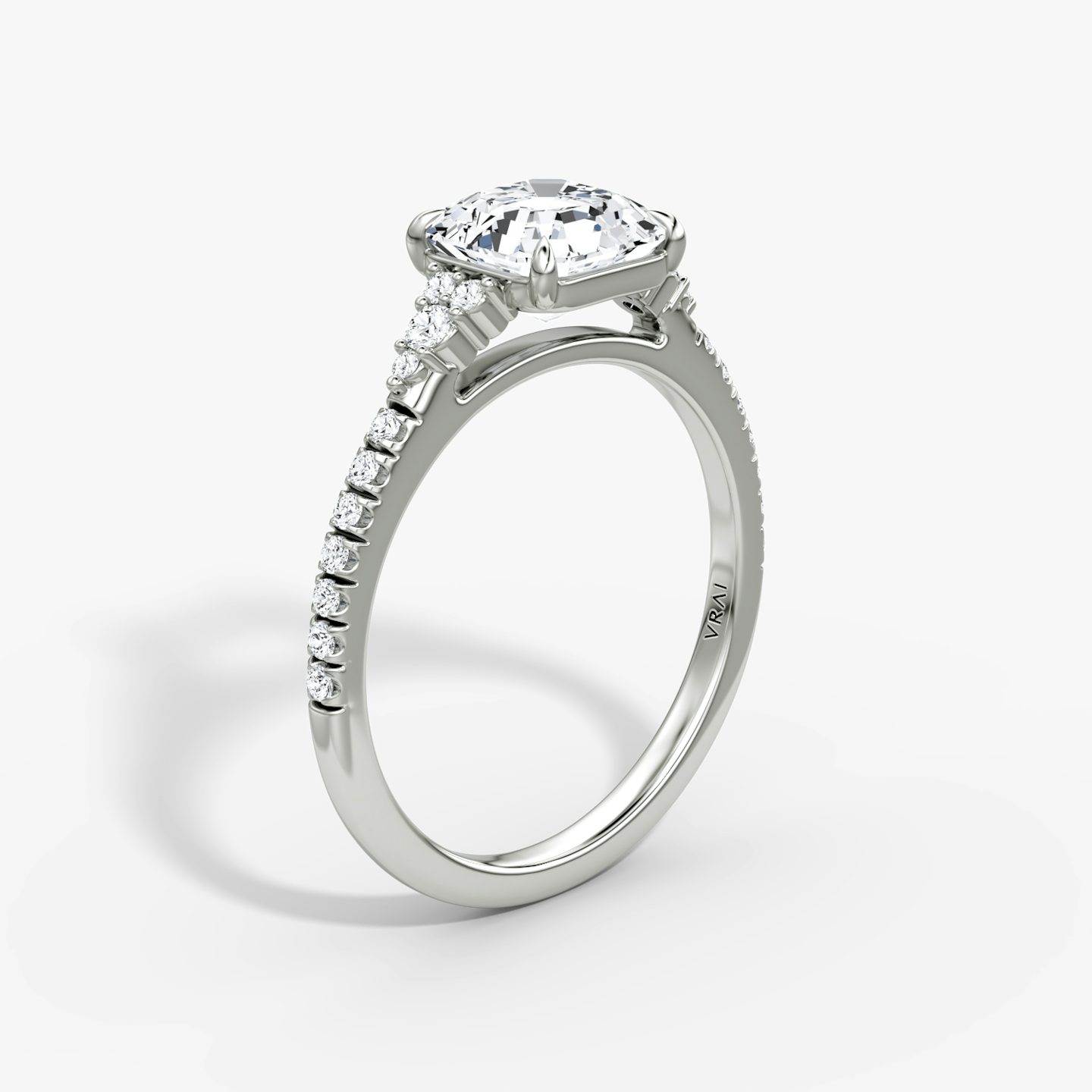 Anillo de compromiso Side Cluster Cathedral | Asscher | 18k | Oro blanco | bandAccent: Pavé | diamondOrientation: vertical | caratWeight: other