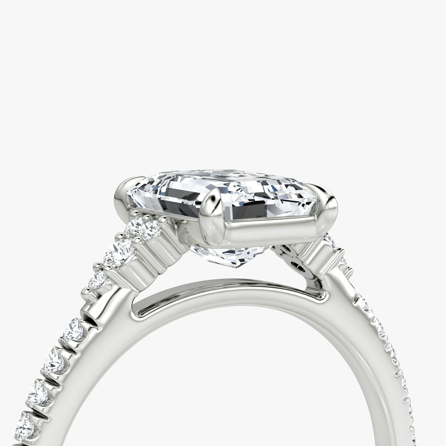 Side Cluster Cathedral | Emerald | Platin | bandAccent: Mit Pavé-Besatz | diamondOrientation: vertical | caratWeight: other