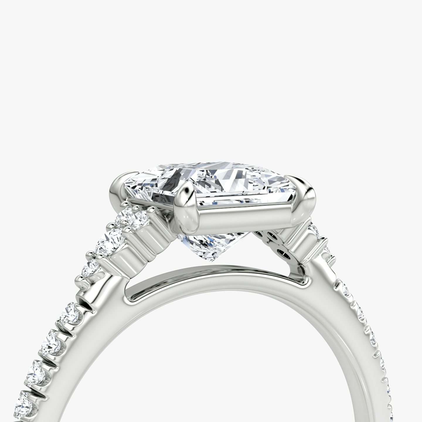 Anillo de compromiso Side Cluster Cathedral | Princesa | Platino | bandAccent: Pavé | diamondOrientation: vertical | caratWeight: other