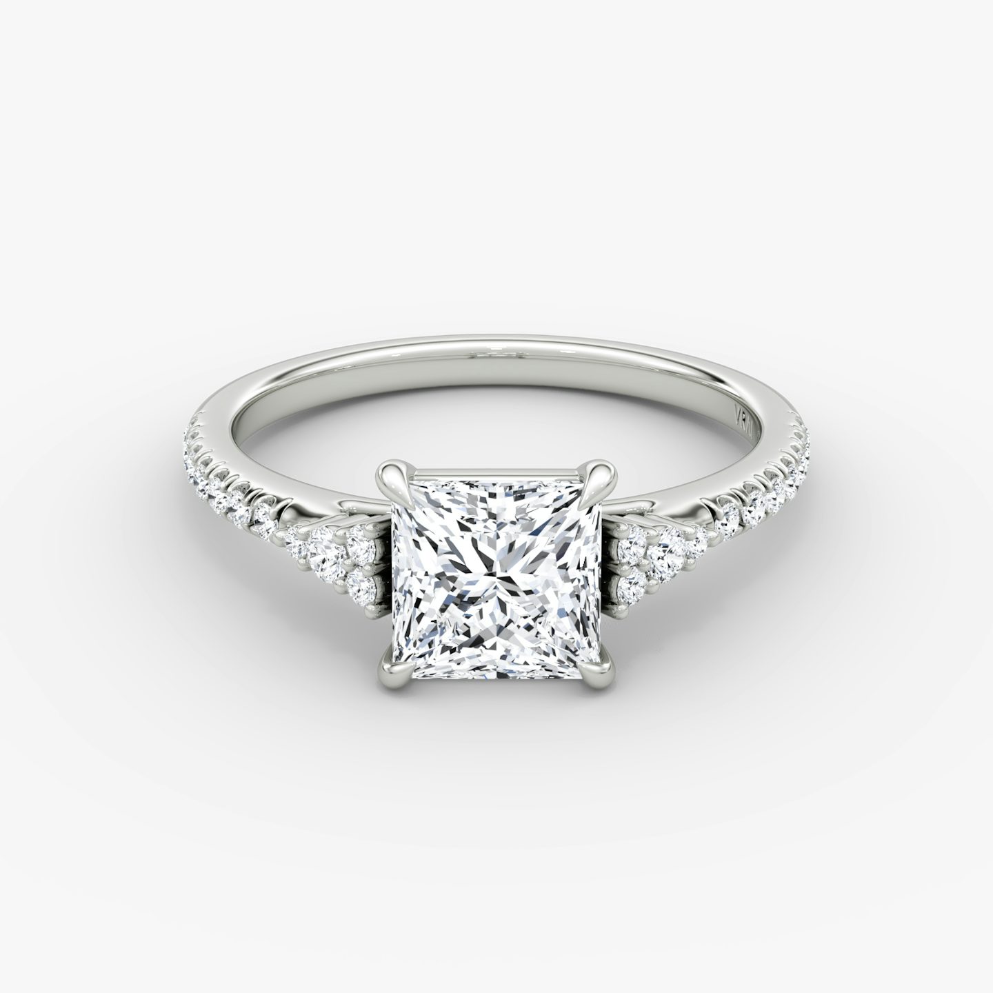 Anillo de compromiso Side Cluster Cathedral | Princesa | Platino | bandAccent: Pavé | diamondOrientation: vertical | caratWeight: other
