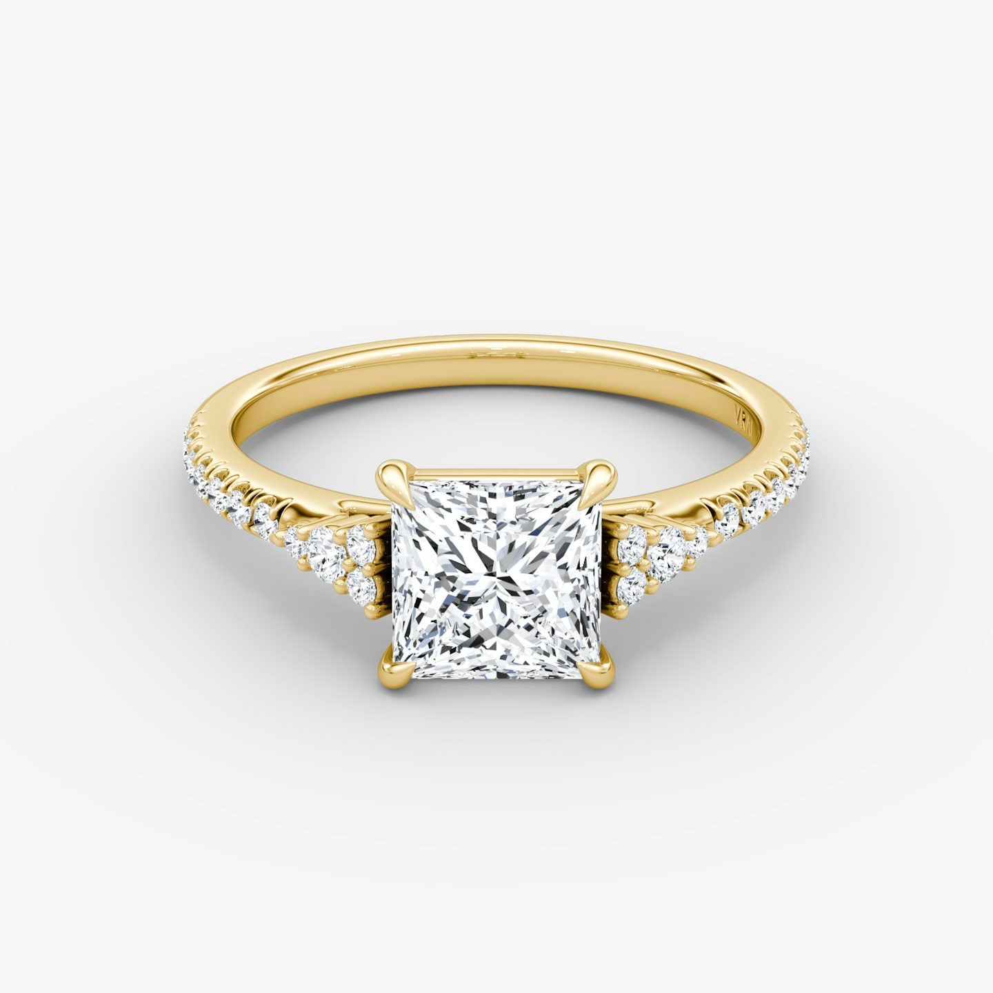 Anillo de compromiso Side Cluster Cathedral | Princesa | 18k | Oro amarillo | bandAccent: Pavé | diamondOrientation: vertical | caratWeight: other