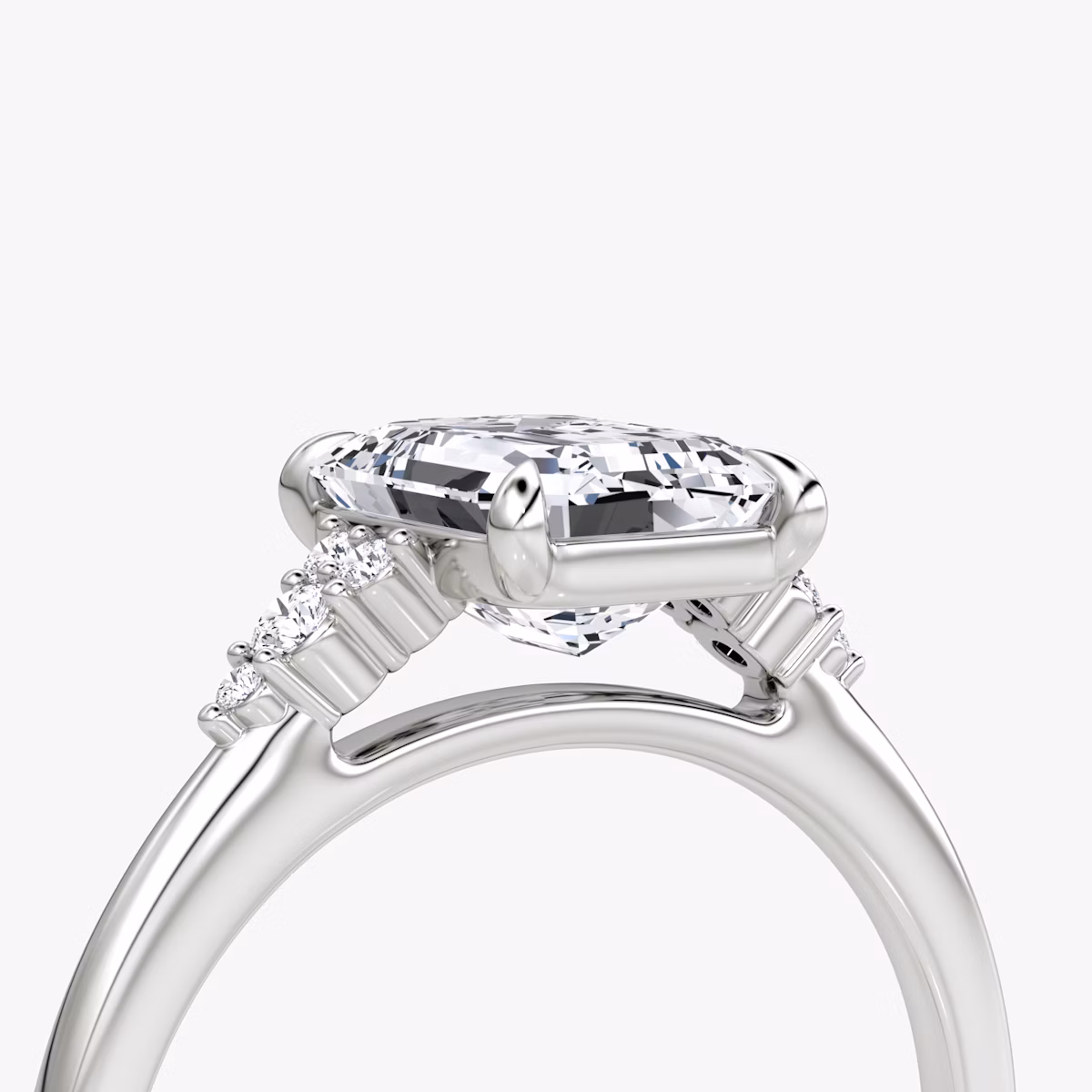 Anillo de compromiso Side Cluster Cathedral | Esmeralda | Platino | bandAccent: Simple | diamondOrientation: vertical | caratWeight: other
