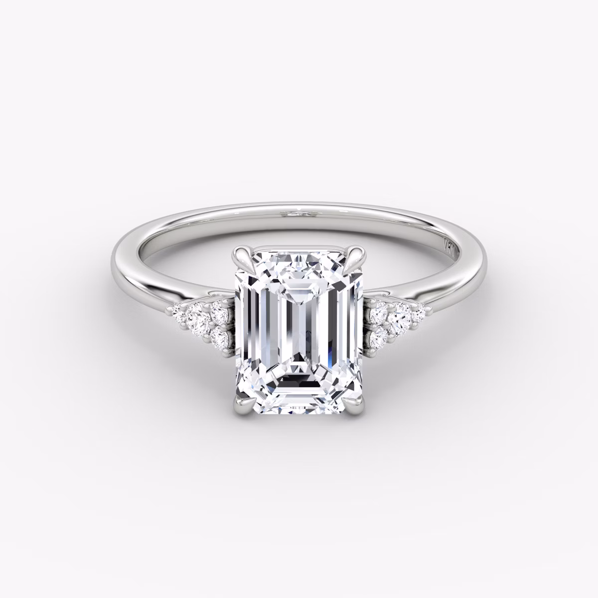 Anillo de compromiso Side Cluster Cathedral | Esmeralda | Platino | bandAccent: Simple | diamondOrientation: vertical | caratWeight: other