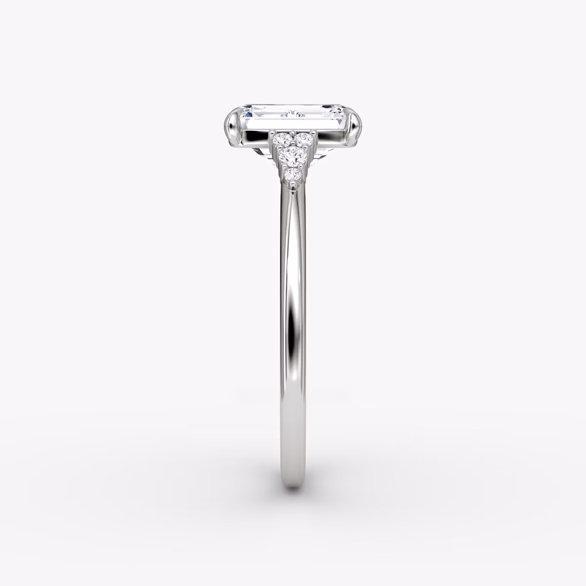 Anillo de compromiso Side Cluster Cathedral | Esmeralda | Platino | bandAccent: Simple | diamondOrientation: vertical | caratWeight: other