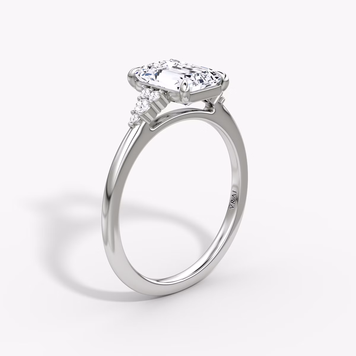 Anillo de compromiso Side Cluster Cathedral | Esmeralda | Platino | bandAccent: Simple | diamondOrientation: vertical | caratWeight: other