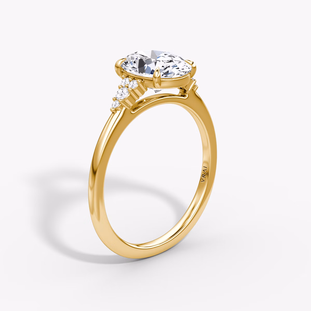Anillo de compromiso Side Cluster Cathedral | Oval | 18k | Oro amarillo | bandAccent: Simple | diamondOrientation: vertical | caratWeight: other