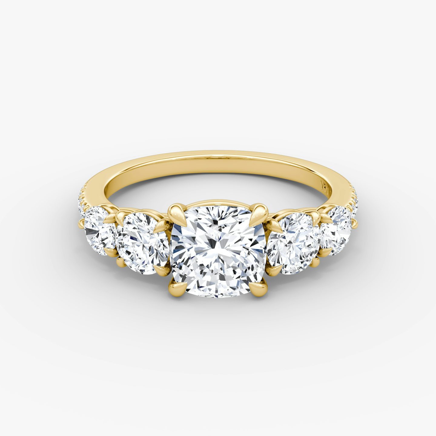 Anillo de compromiso Signature Five Stone | Cojín | 18k | Oro amarillo | bandAccent: Pavé | diamondOrientation: vertical | caratWeight: other