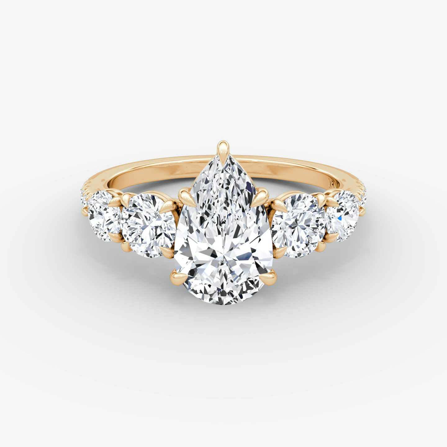 Anillo de compromiso Signature Five Stone | Pera | 14k | Oro rosa | bandAccent: Pavé | diamondOrientation: vertical | caratWeight: other