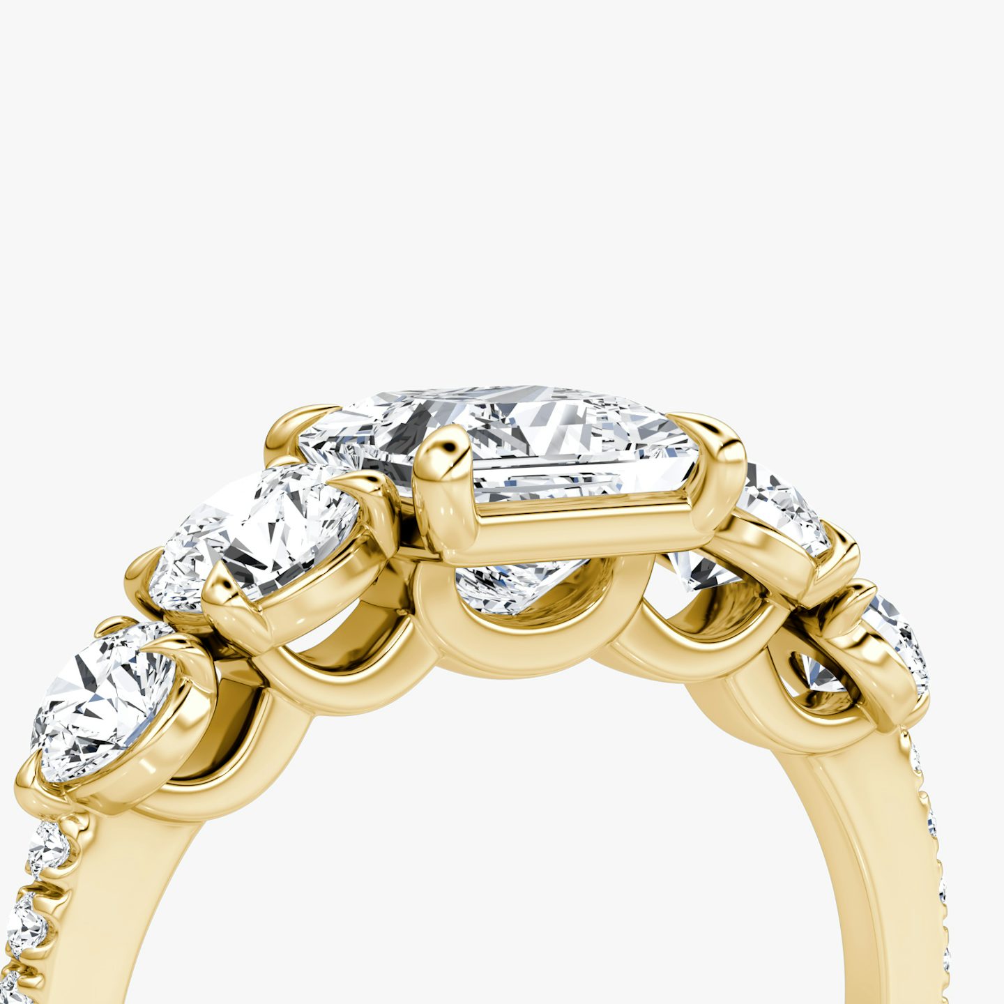 Anillo de compromiso Signature Five Stone | Princesa | 18k | Oro amarillo | bandAccent: Pavé | diamondOrientation: vertical | caratWeight: other