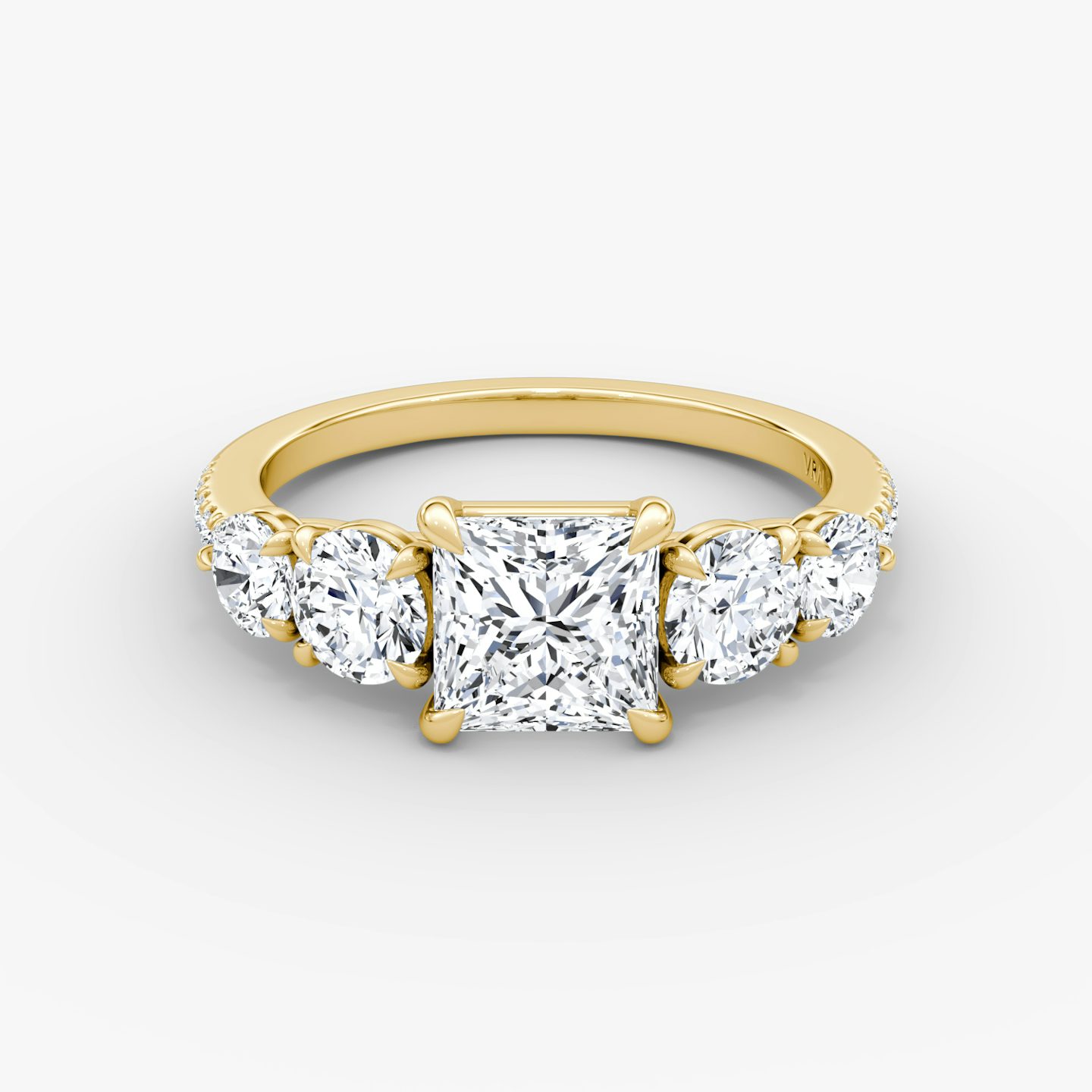 Anillo de compromiso Signature Five Stone | Princesa | 18k | Oro amarillo | bandAccent: Pavé | diamondOrientation: vertical | caratWeight: other