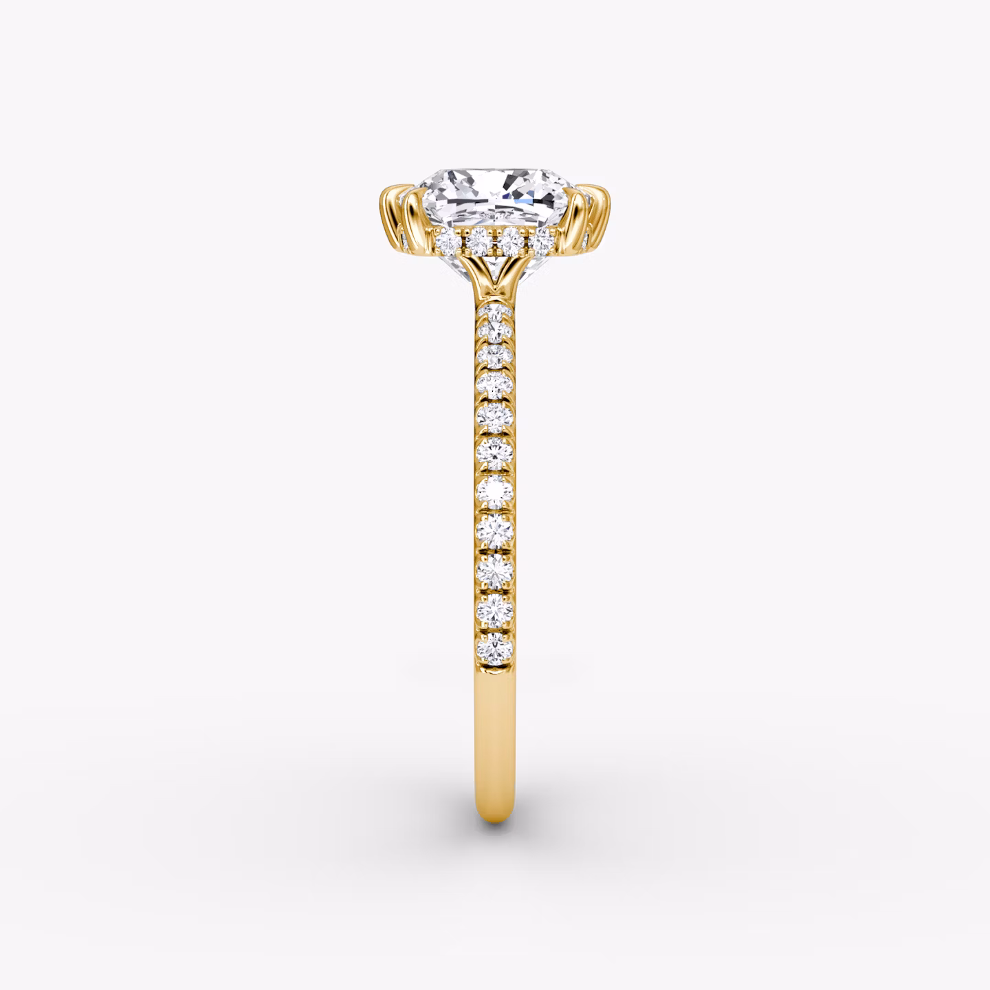 Signature 6 Prong | Cushion | 18k | Gelbgold | bandAccent: Mit Pavé-Besatz | bandWidth: standard | hiddenHalo: yes | diamondOrientation: vertical | caratWeight: other