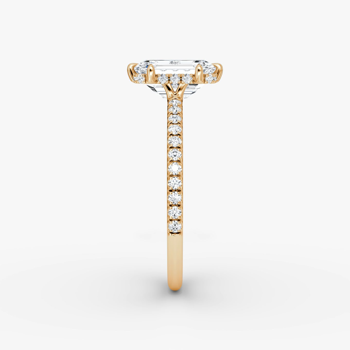 Signature 6 Prong | Emerald | 14k | Roségold | bandAccent: Mit Pavé-Besatz | bandWidth: standard | hiddenHalo: yes | diamondOrientation: vertical | caratWeight: other