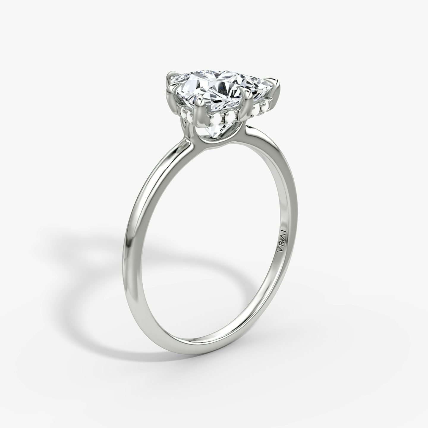 Signature 6 Prong | Trillant | 18k | Weißgold | bandAccent: Ohne Pavé-Besatz | bandWidth: standard | hiddenHalo: yes | diamondOrientation: vertical | caratWeight: other