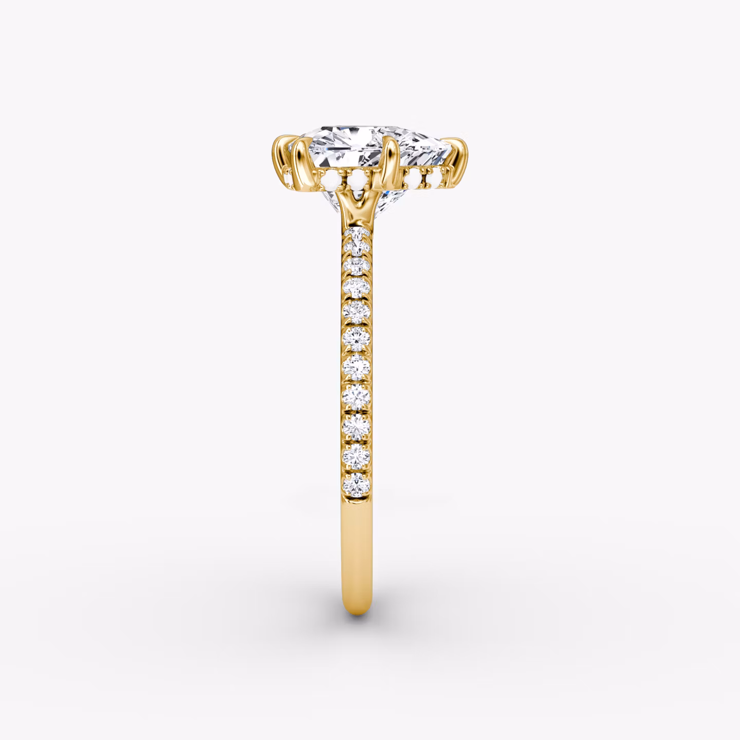 Signature 6 Prong | Trillant | 18k | Gelbgold | bandAccent: Mit Pavé-Besatz | bandWidth: standard | hiddenHalo: yes | diamondOrientation: vertical | caratWeight: other