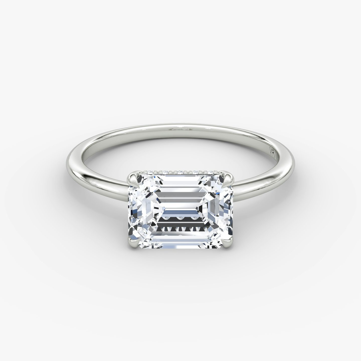 Anillo de compromiso Signature | Esmeralda | Platino | bandAccent: Simple | bandWidth: standard | diamondOrientation: horizontal | hiddenHalo: yes | caratWeight: other