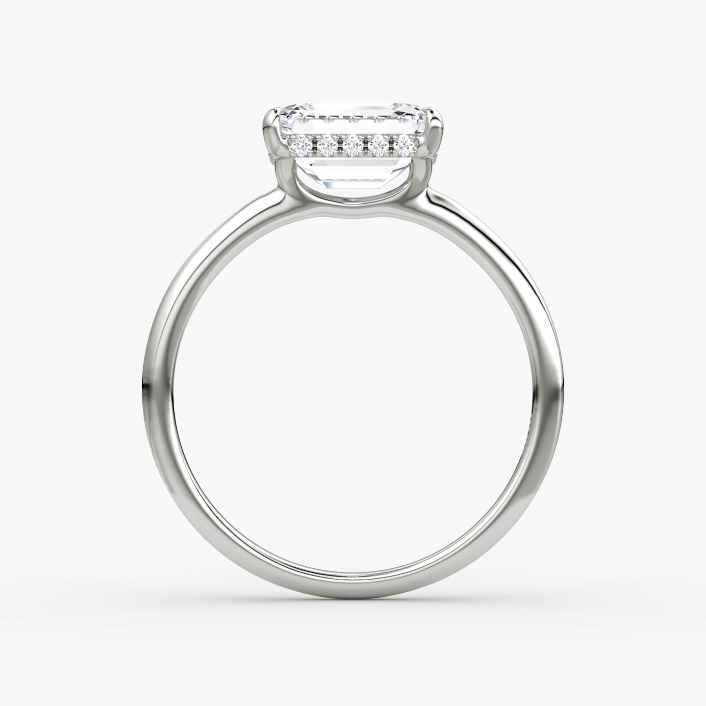 Anillo de compromiso Signature | Esmeralda | Platino | bandAccent: Simple | bandWidth: standard | diamondOrientation: horizontal | hiddenHalo: yes | caratWeight: other