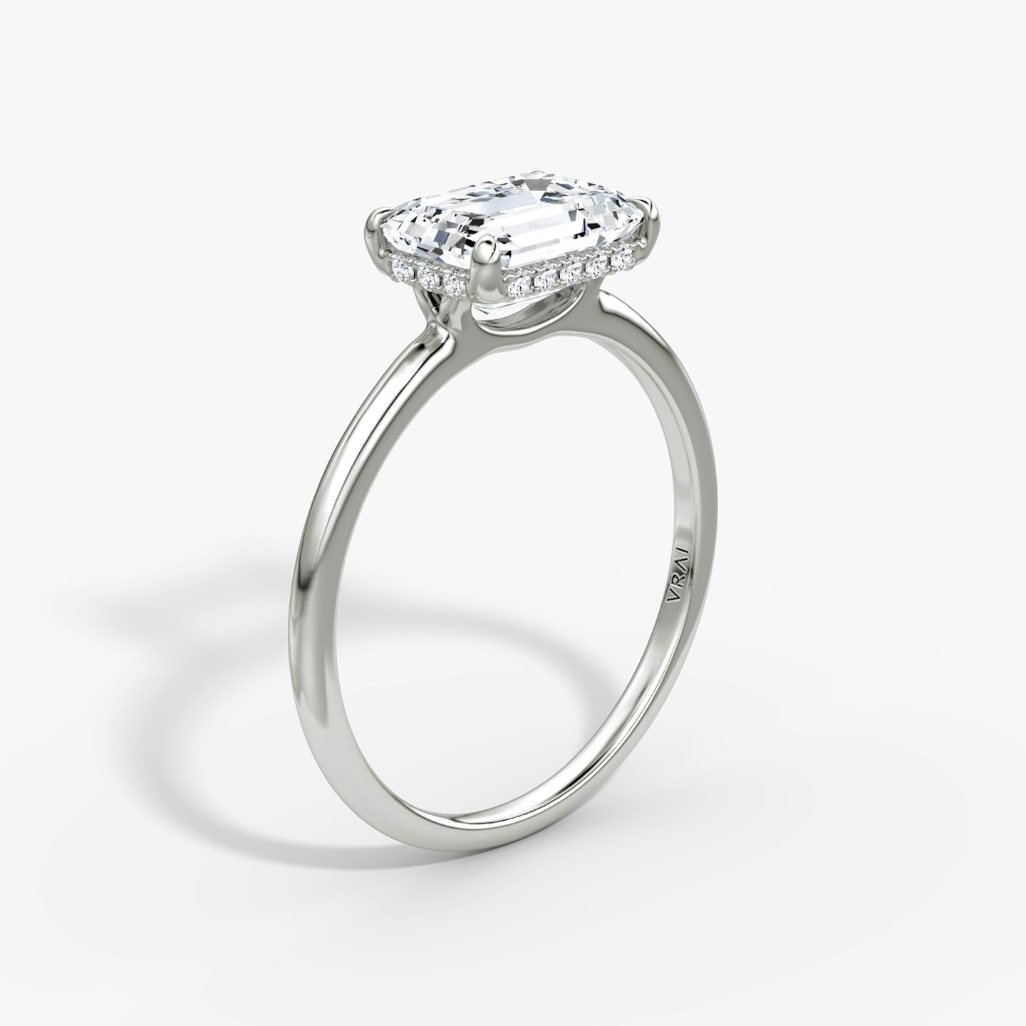 Anillo de compromiso Signature | Esmeralda | Platino | bandAccent: Simple | bandWidth: standard | diamondOrientation: horizontal | hiddenHalo: yes | caratWeight: other