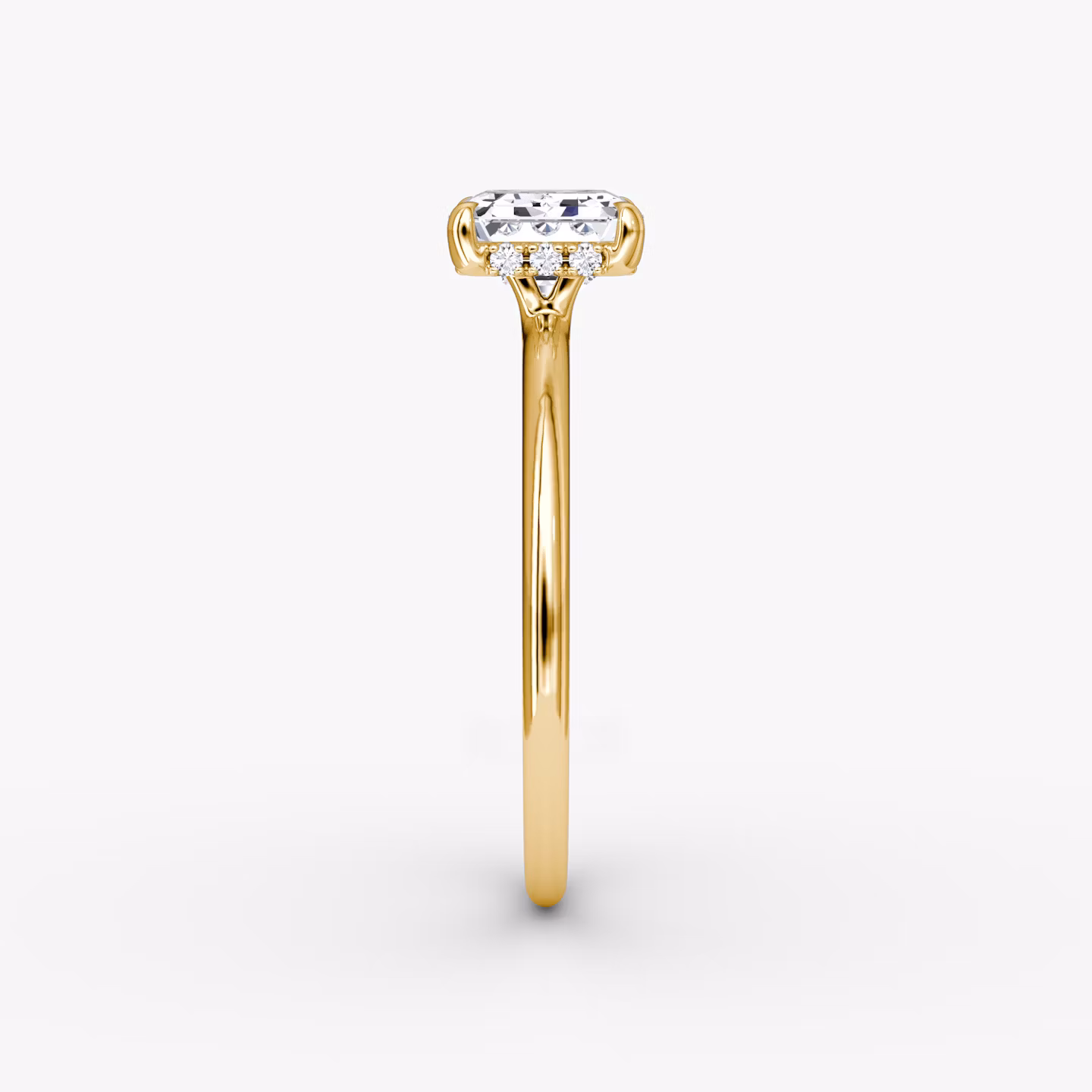 Anillo de compromiso Signature | Esmeralda | 18k | Oro amarillo | bandAccent: Simple | bandWidth: standard | diamondOrientation: horizontal | hiddenHalo: yes | caratWeight: other