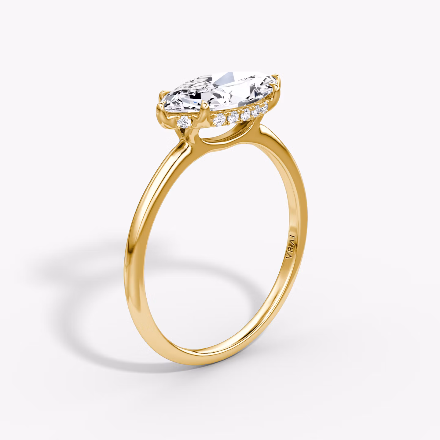 Anillo de compromiso Signature | Marquise | 18k | Oro amarillo | bandAccent: Simple | bandWidth: standard | diamondOrientation: horizontal | hiddenHalo: yes | caratWeight: other