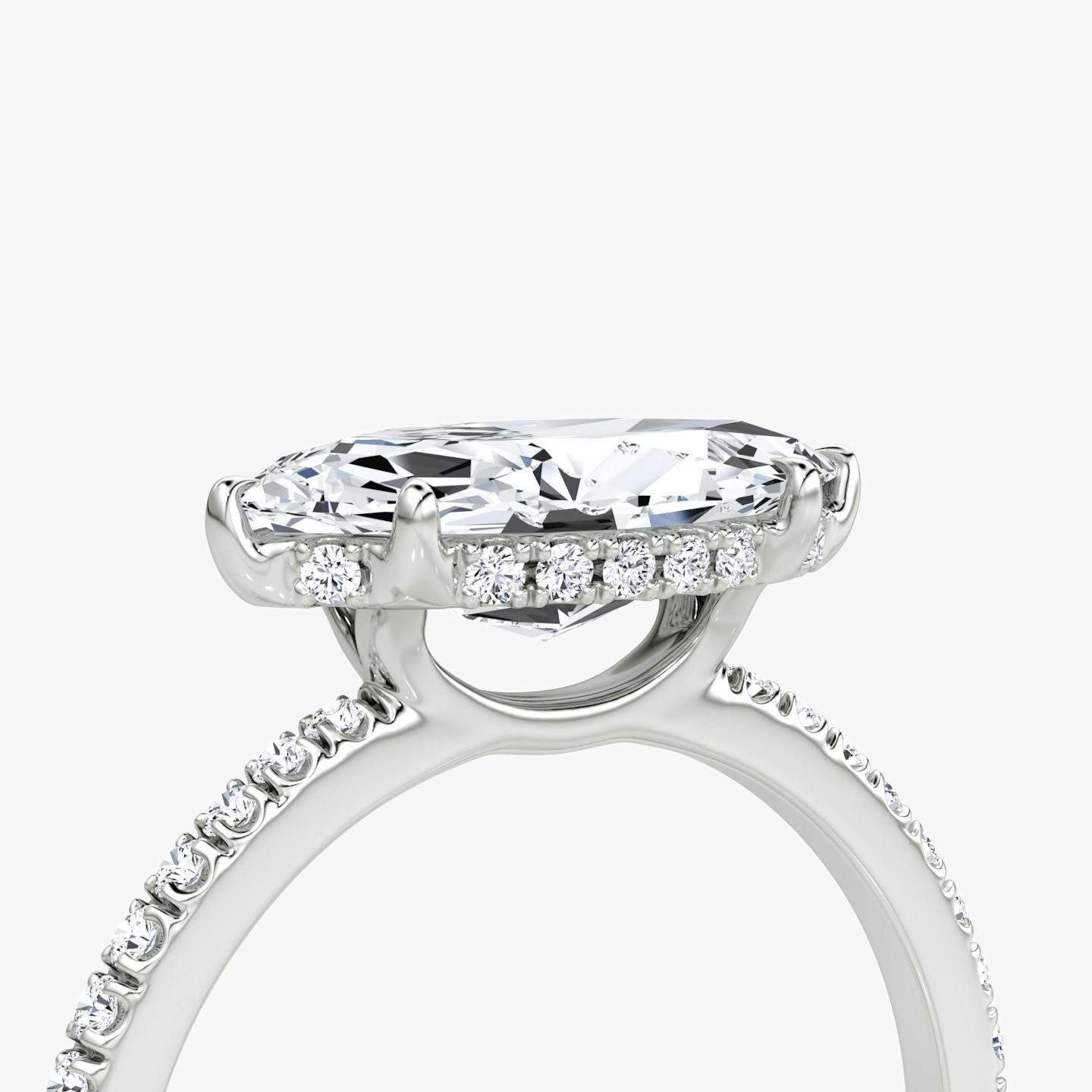 Anillo de compromiso Signature | Marquise | 18k | Oro blanco | bandAccent: Pavé | bandWidth: standard | diamondOrientation: horizontal | hiddenHalo: yes | caratWeight: other
