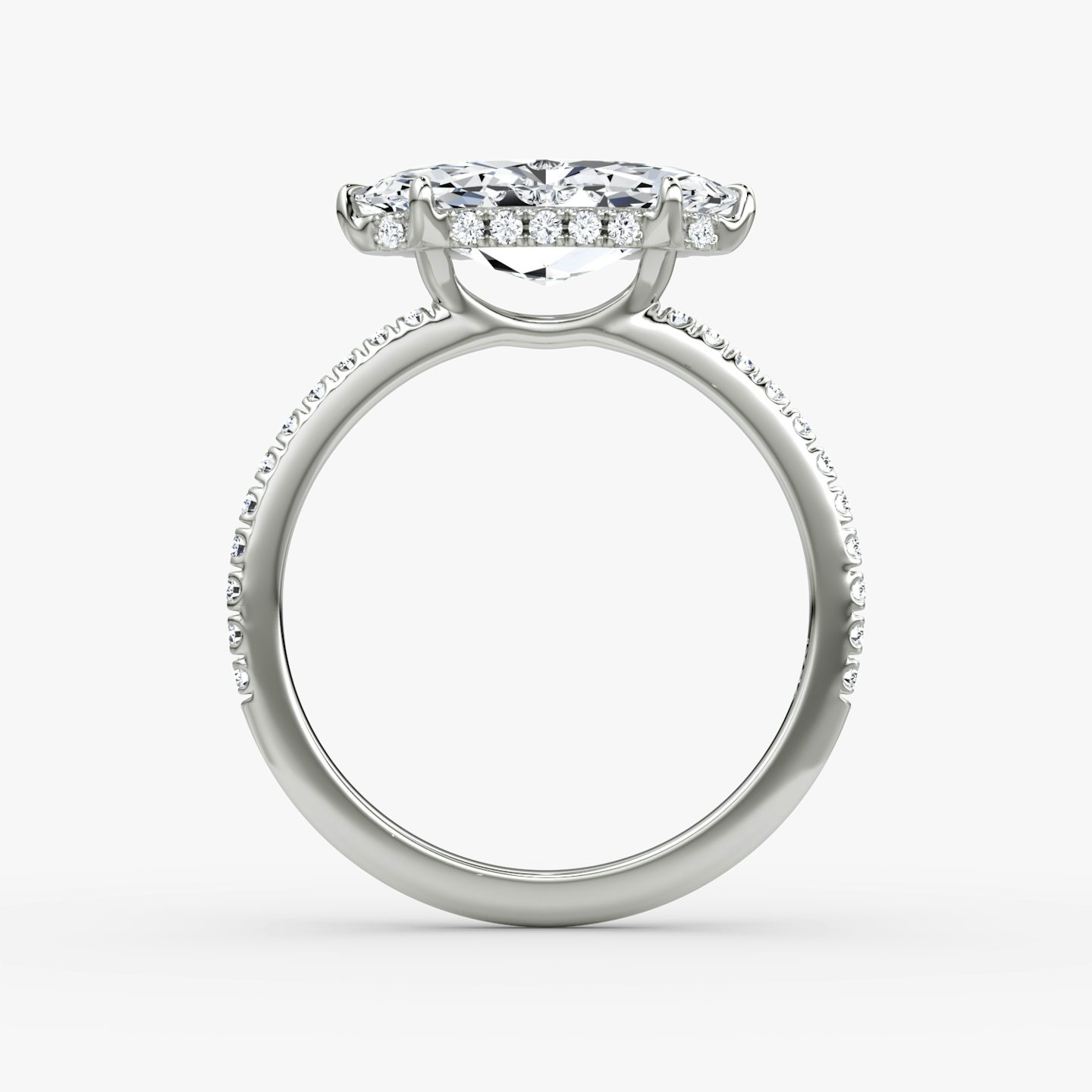 Anillo de compromiso Signature | Marquise | 18k | Oro blanco | bandAccent: Pavé | bandWidth: standard | diamondOrientation: horizontal | hiddenHalo: yes | caratWeight: other
