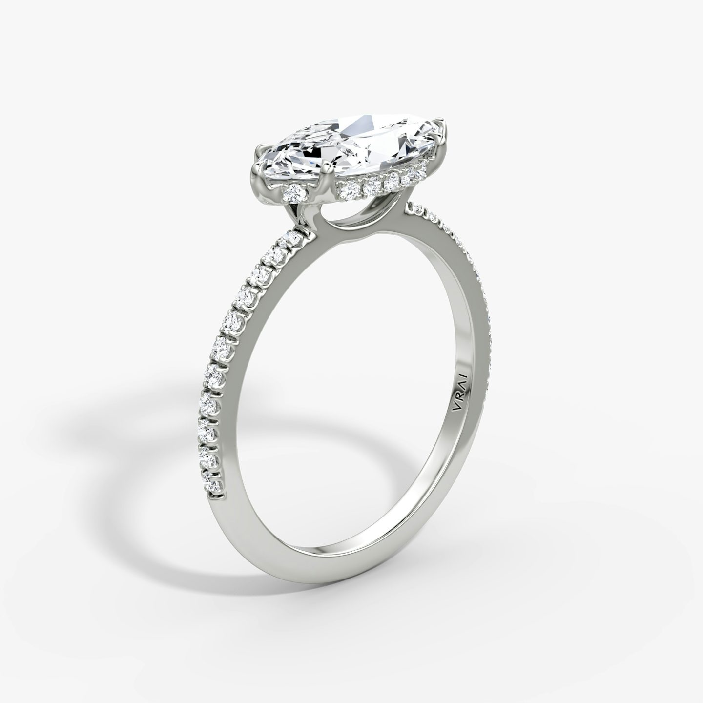 Anillo de compromiso Signature | Marquise | 18k | Oro blanco | bandAccent: Pavé | bandWidth: standard | diamondOrientation: horizontal | hiddenHalo: yes | caratWeight: other