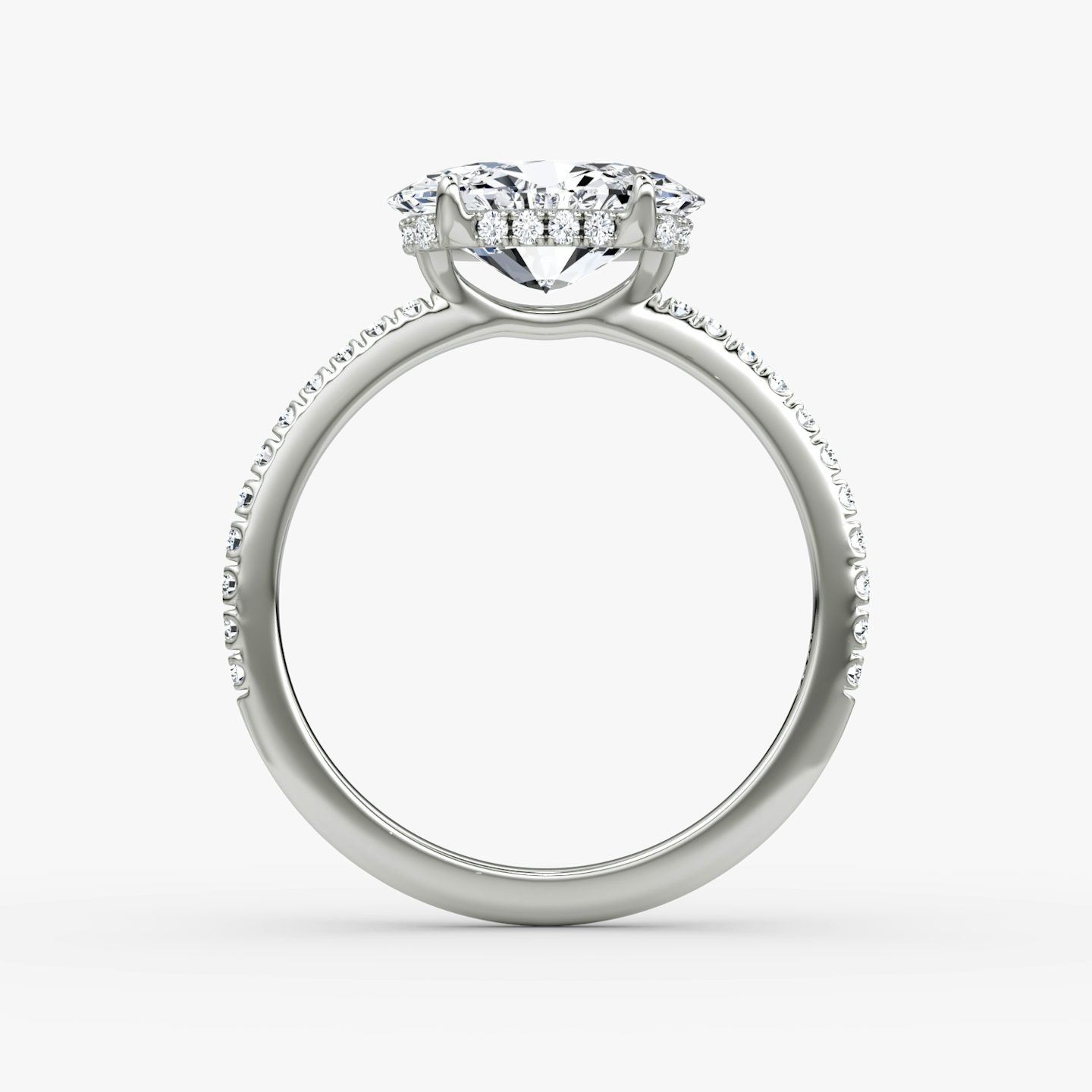 Signature | Oval | 18k | Weißgold | bandAccent: Mit Pavé-Besatz | bandWidth: standard | diamondOrientation: horizontal | hiddenHalo: yes | caratWeight: other