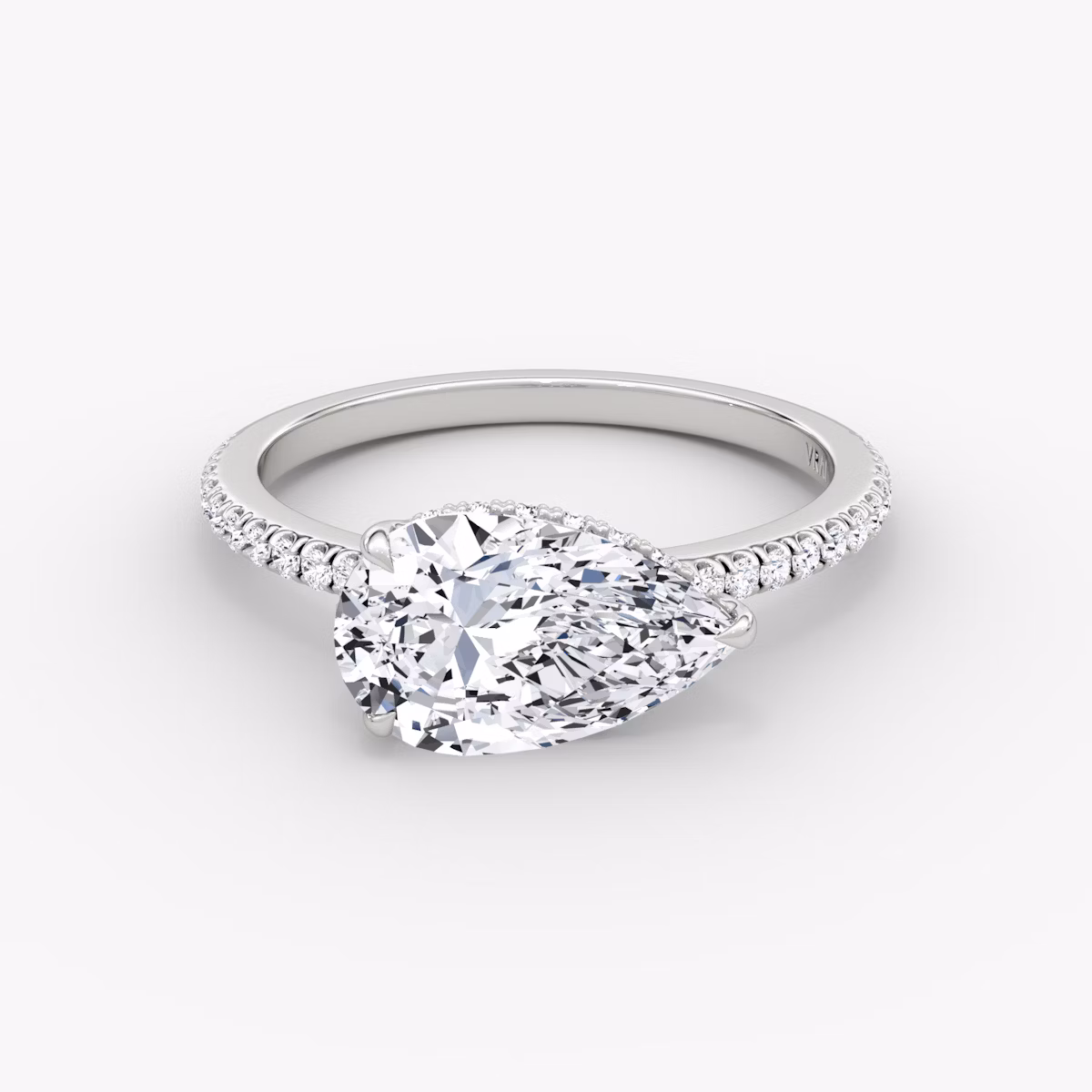 Signature | Tropfen | 18k | Weißgold | bandAccent: Mit Pavé-Besatz | bandWidth: standard | diamondOrientation: horizontal | hiddenHalo: yes | caratWeight: other