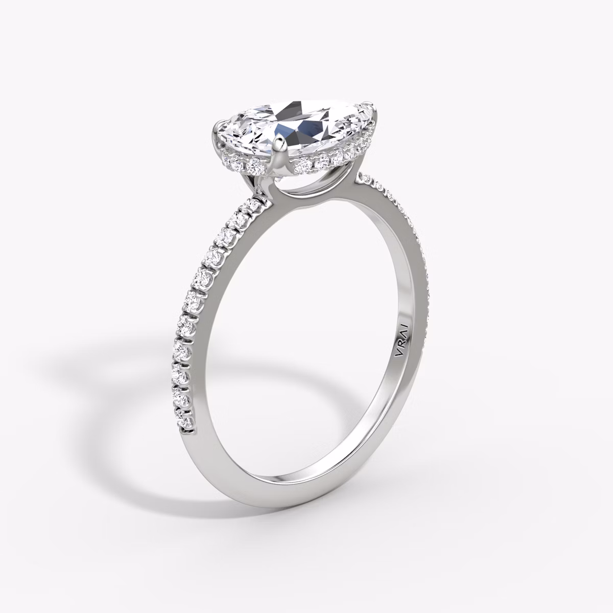 Signature | Tropfen | 18k | Weißgold | bandAccent: Mit Pavé-Besatz | bandWidth: standard | diamondOrientation: horizontal | hiddenHalo: yes | caratWeight: other