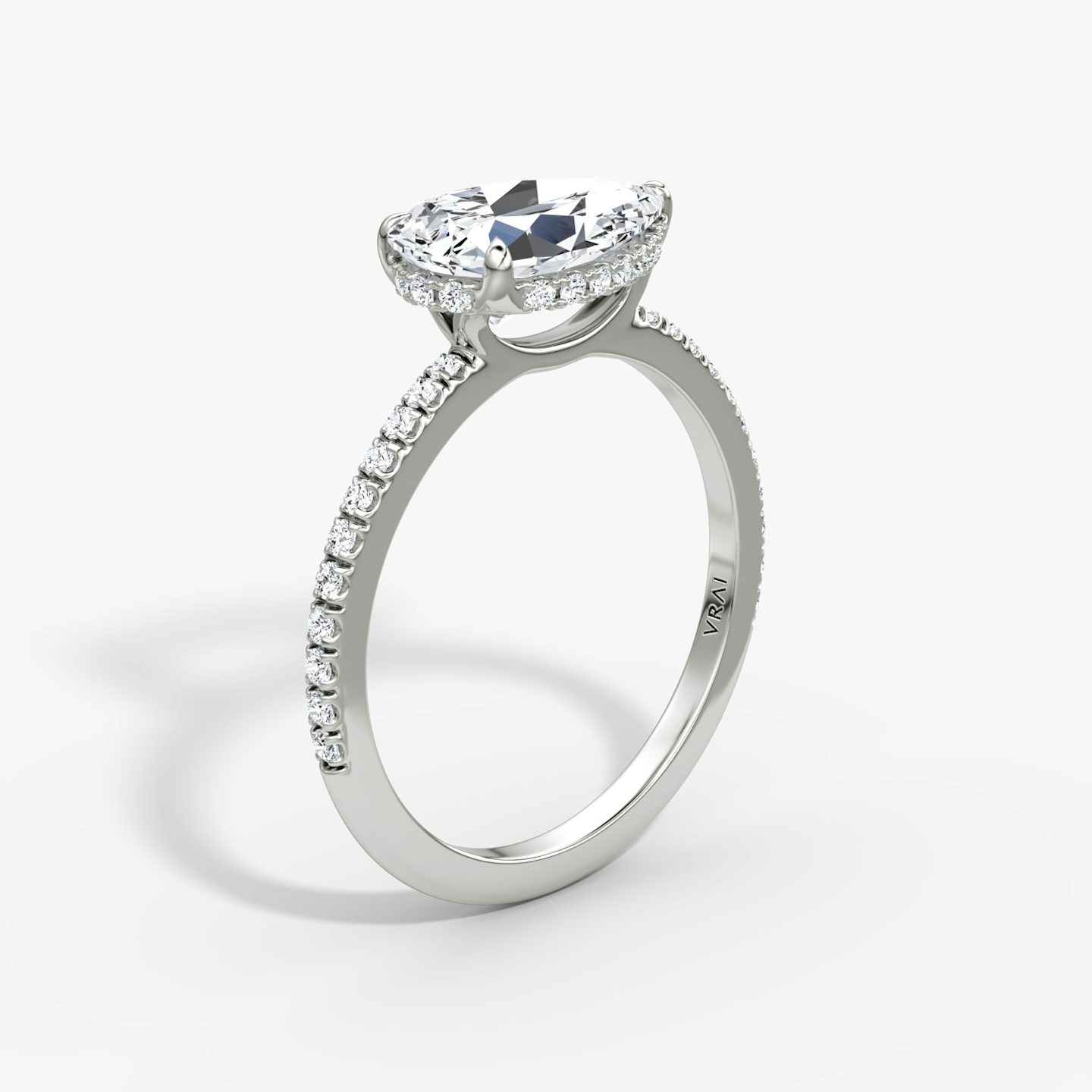 Bague de fiançailles Signature  | Poire | Platine | bandAccent: Pavé | bandWidth: standard | diamondOrientation: horizontal | hiddenHalo: yes | caratWeight: other