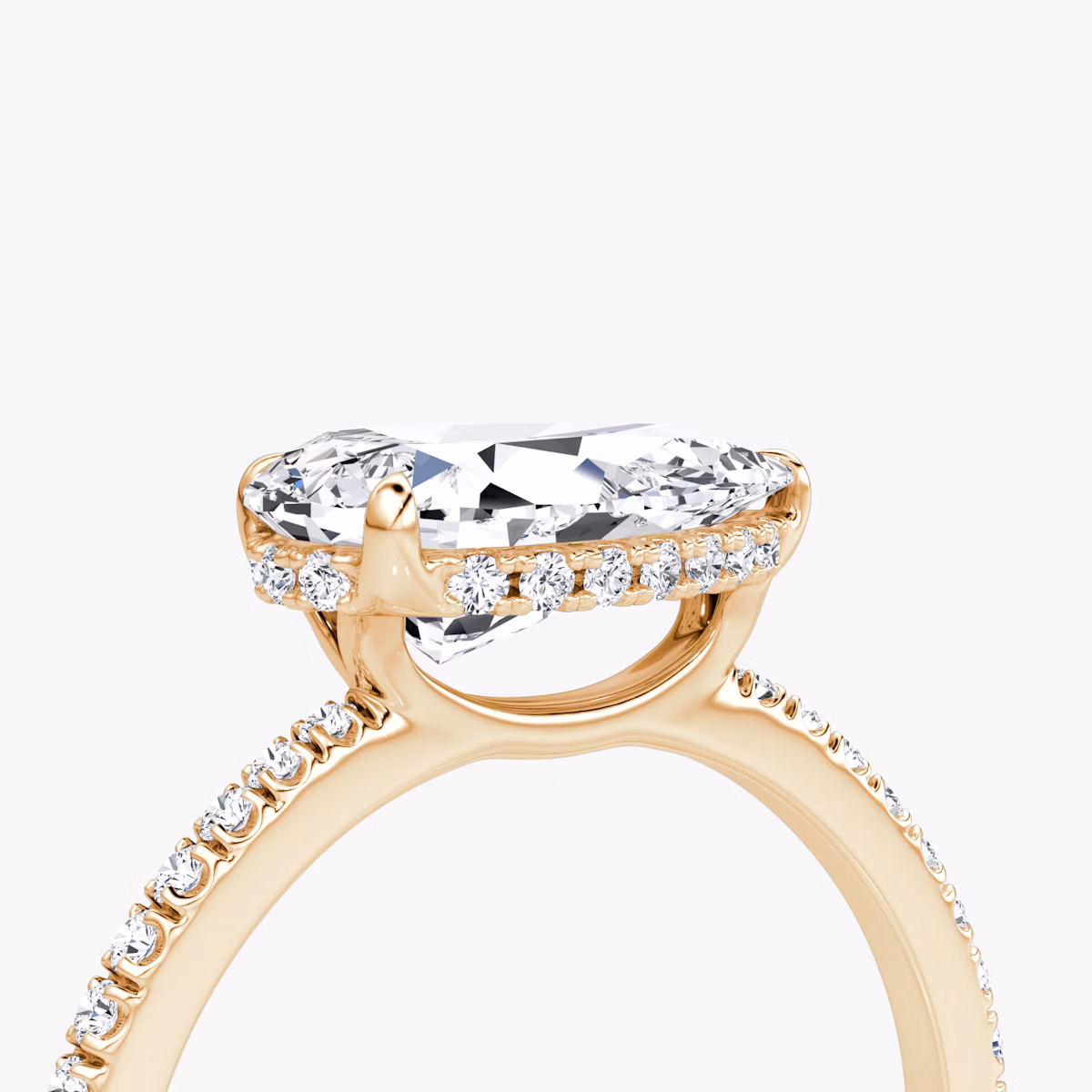 Anillo de compromiso Signature | Pera | 14k | Oro rosa | bandAccent: Pavé | bandWidth: standard | diamondOrientation: horizontal | hiddenHalo: yes | caratWeight: other