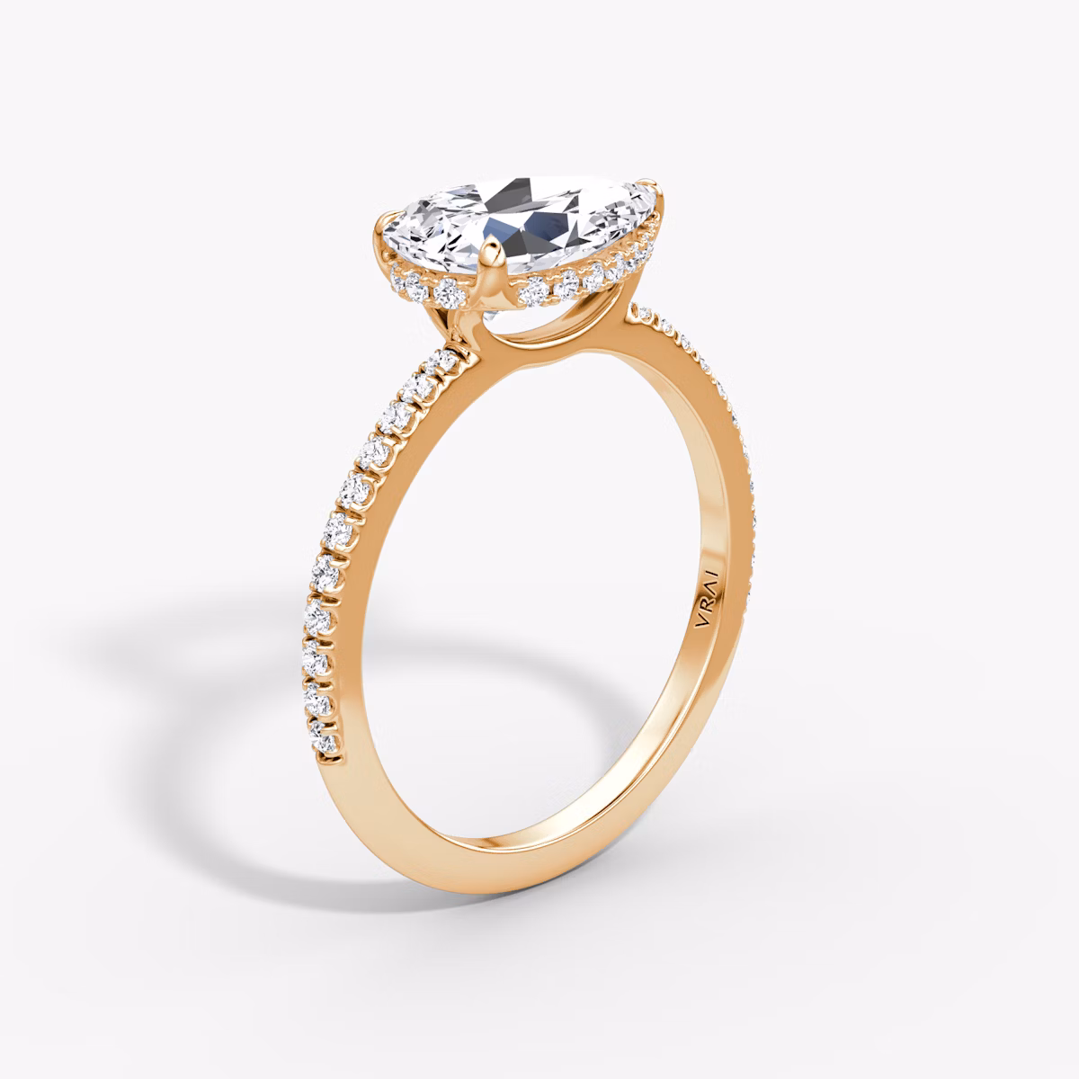 Anillo de compromiso Signature | Pera | 14k | Oro rosa | bandAccent: Pavé | bandWidth: standard | diamondOrientation: horizontal | hiddenHalo: yes | caratWeight: other