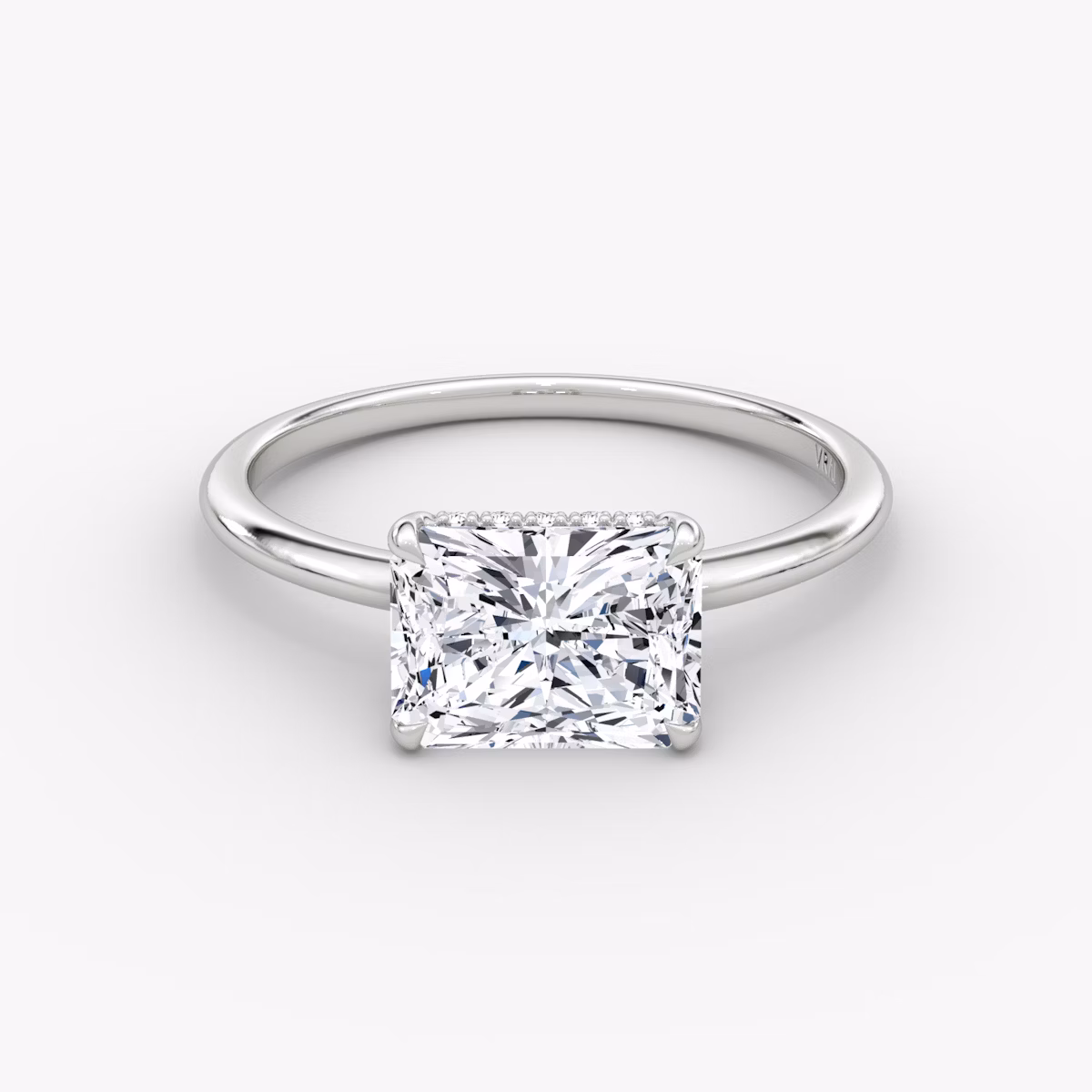 Anillo de compromiso Signature | Radiante | Platino | bandAccent: Simple | bandWidth: standard | diamondOrientation: horizontal | hiddenHalo: yes | caratWeight: other