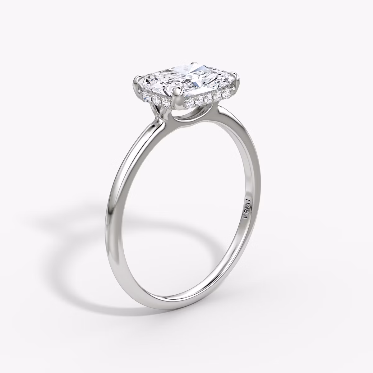 Anillo de compromiso Signature | Radiante | Platino | bandAccent: Simple | bandWidth: standard | diamondOrientation: horizontal | hiddenHalo: yes | caratWeight: other
