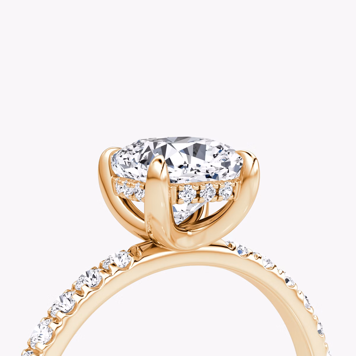 Classic Hidden Halo | Cushion | 14k | Roségold | bandAccent: Mit Pavé-Besatz | bandWidth: large | prongStyle: Ohne Pavé-Besatz | diamondOrientation: vertical | caratWeight: other
