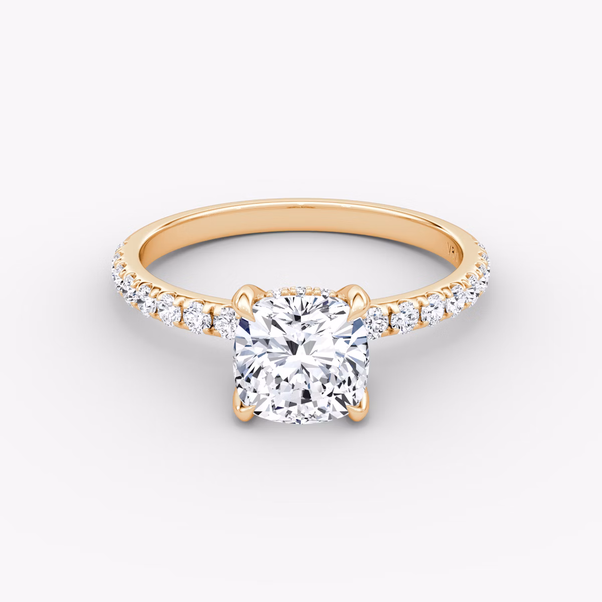 Classic Hidden Halo | Cushion | 14k | Roségold | bandAccent: Mit Pavé-Besatz | bandWidth: large | prongStyle: Ohne Pavé-Besatz | diamondOrientation: vertical | caratWeight: other