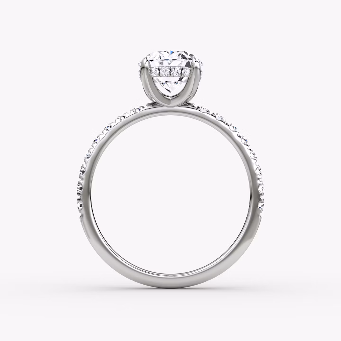 Classic Hidden Halo | Oval | Platin | bandAccent: Mit Pavé-Besatz | bandWidth: large | prongStyle: Ohne Pavé-Besatz | diamondOrientation: vertical | caratWeight: other